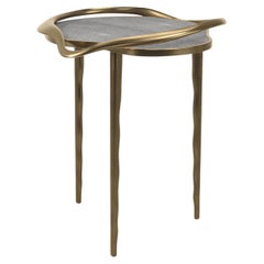 Tavolino in zigrino con struttura scultorea in ottone patinato bronzo di KIFU PARIS