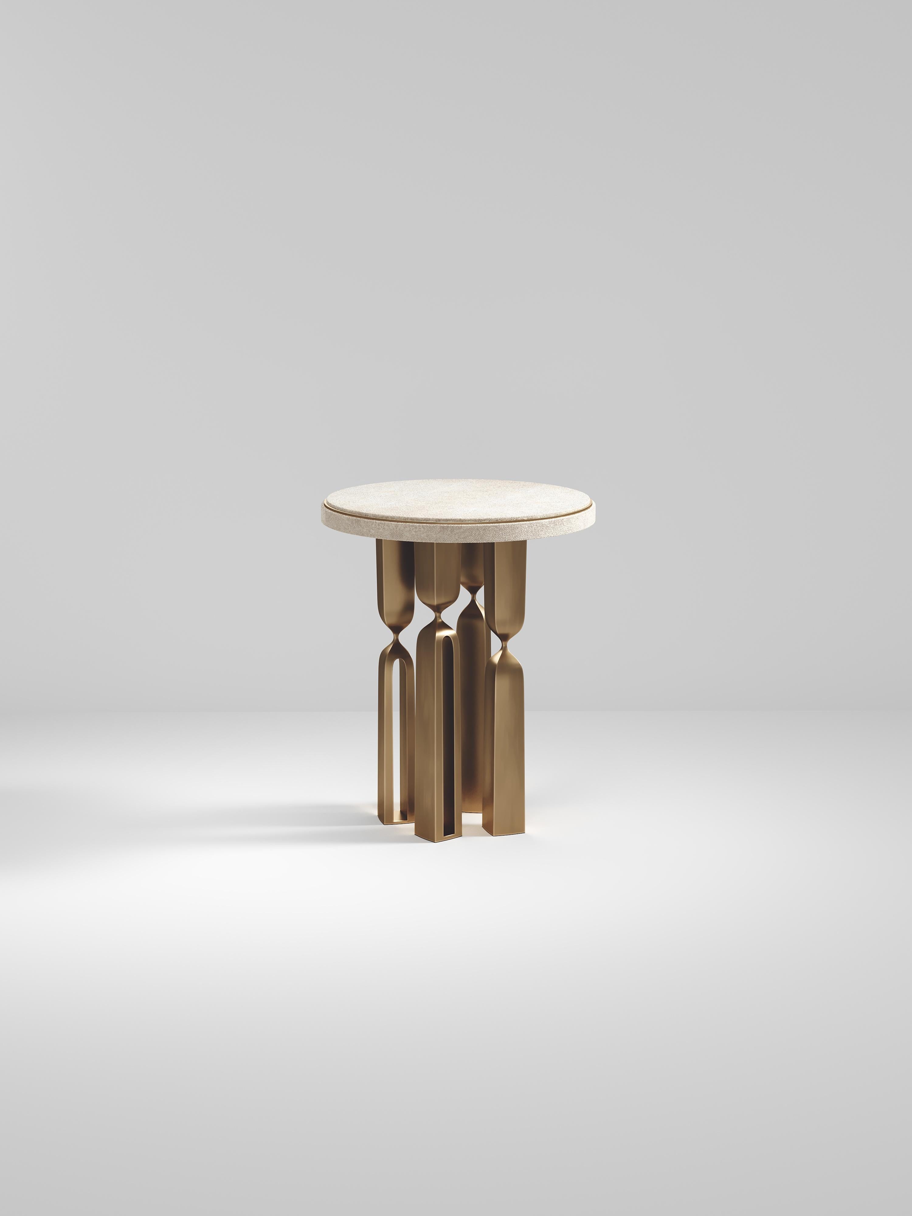 Inspirée par la lampe originale Rhapsody, de son fiancé Patrick Coard Paris, Kifu Paris conçoit une table d'appoint sculpturale comme une ode à sa collection de luminaires iconiques. Le plateau de la table est incrusté de galuchat crème et repose