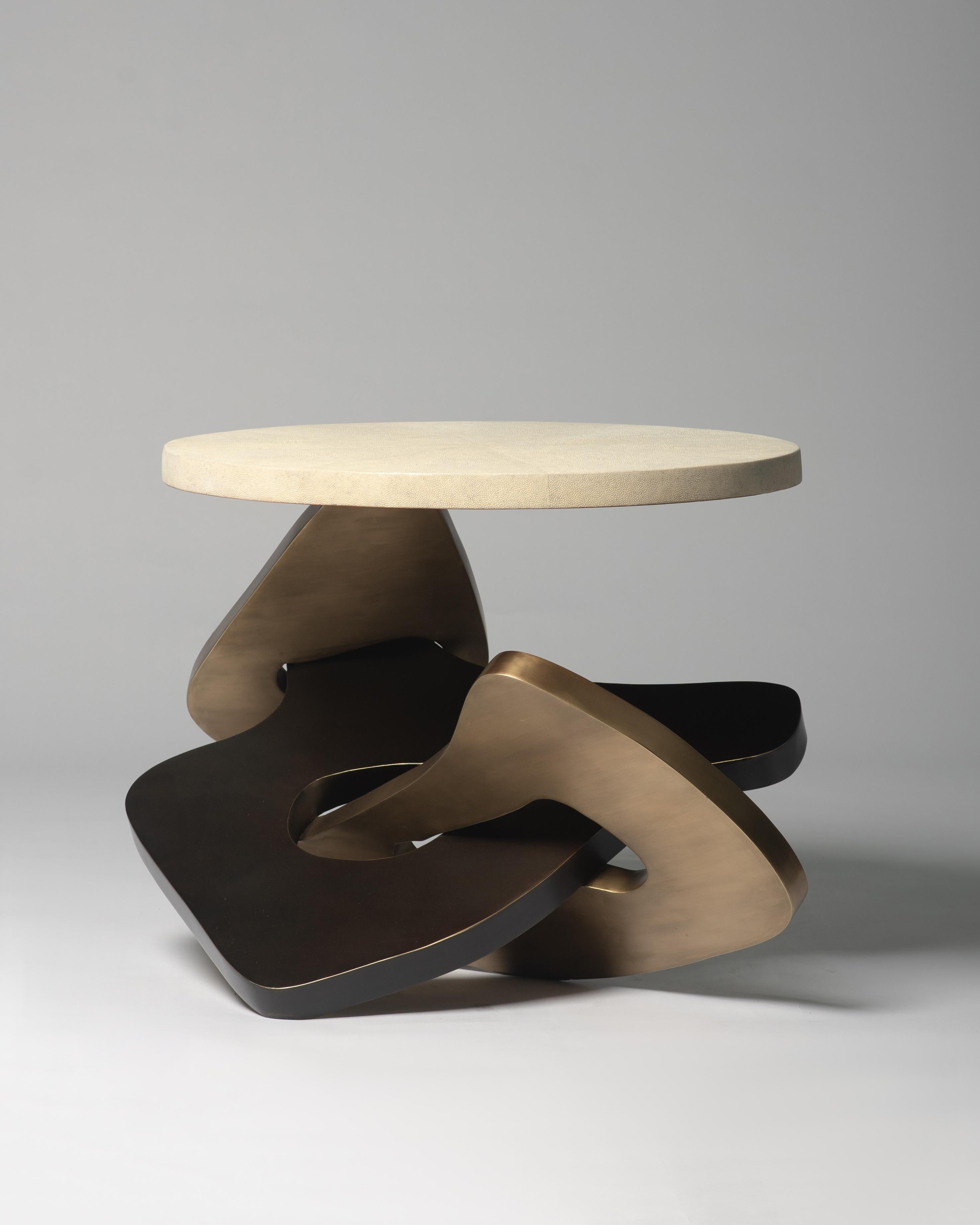 Mesa auxiliar de piel de zapa con detalles de latón patinado bronce by Kifu Paris en venta 2