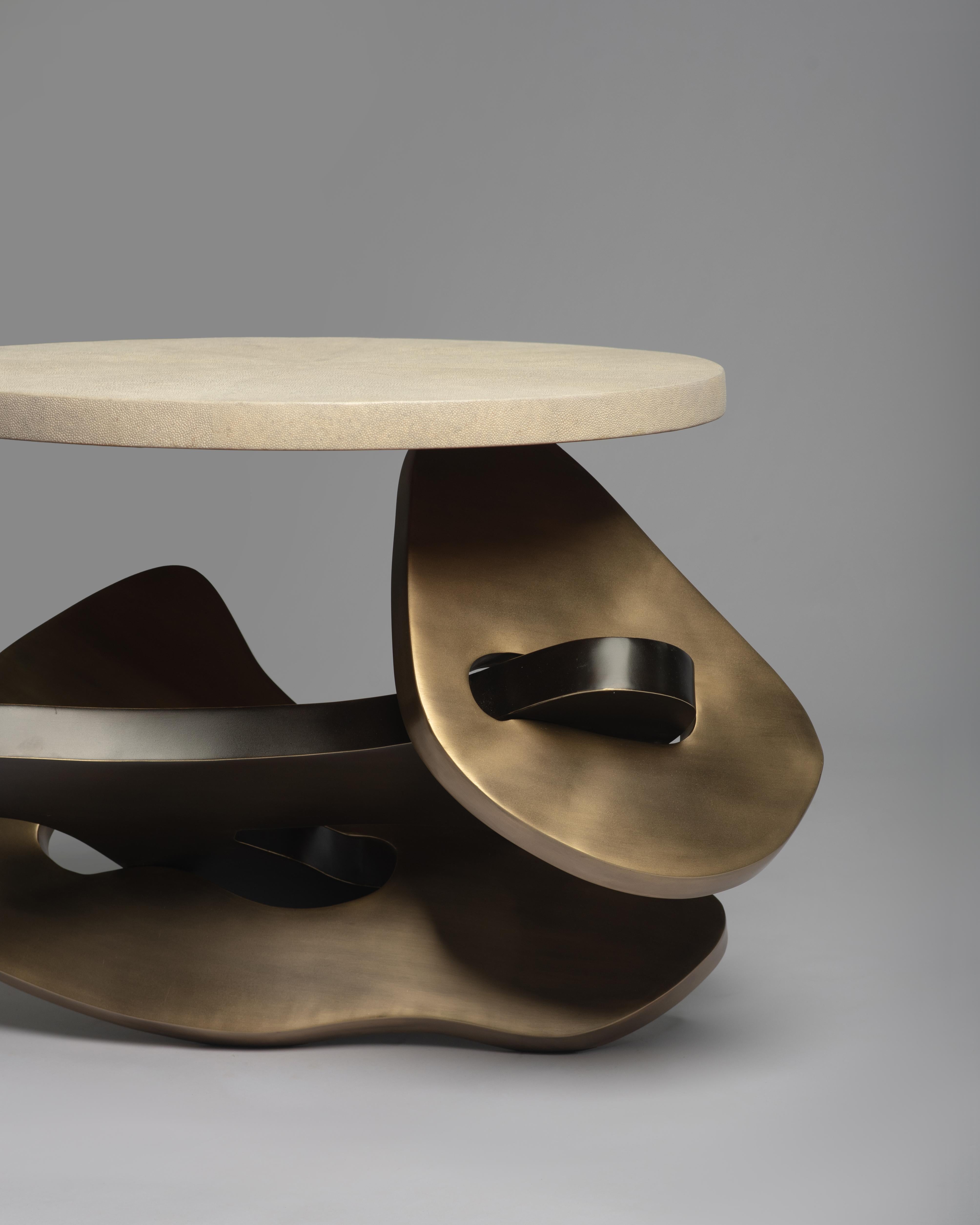 Mesa auxiliar de piel de zapa con detalles de latón patinado bronce by Kifu Paris en venta 3