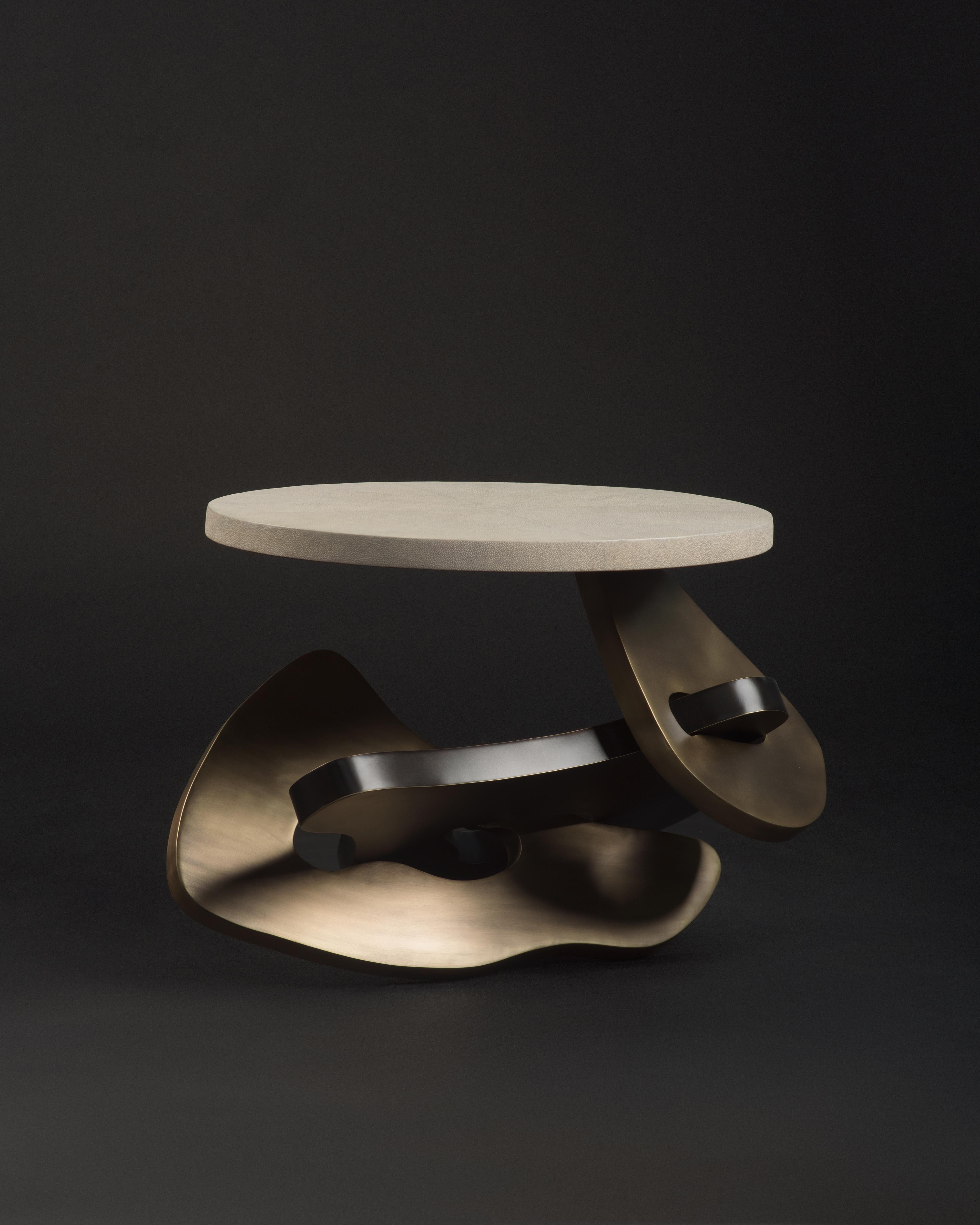 Mesa auxiliar de piel de zapa con detalles de latón patinado bronce by Kifu Paris en venta 4