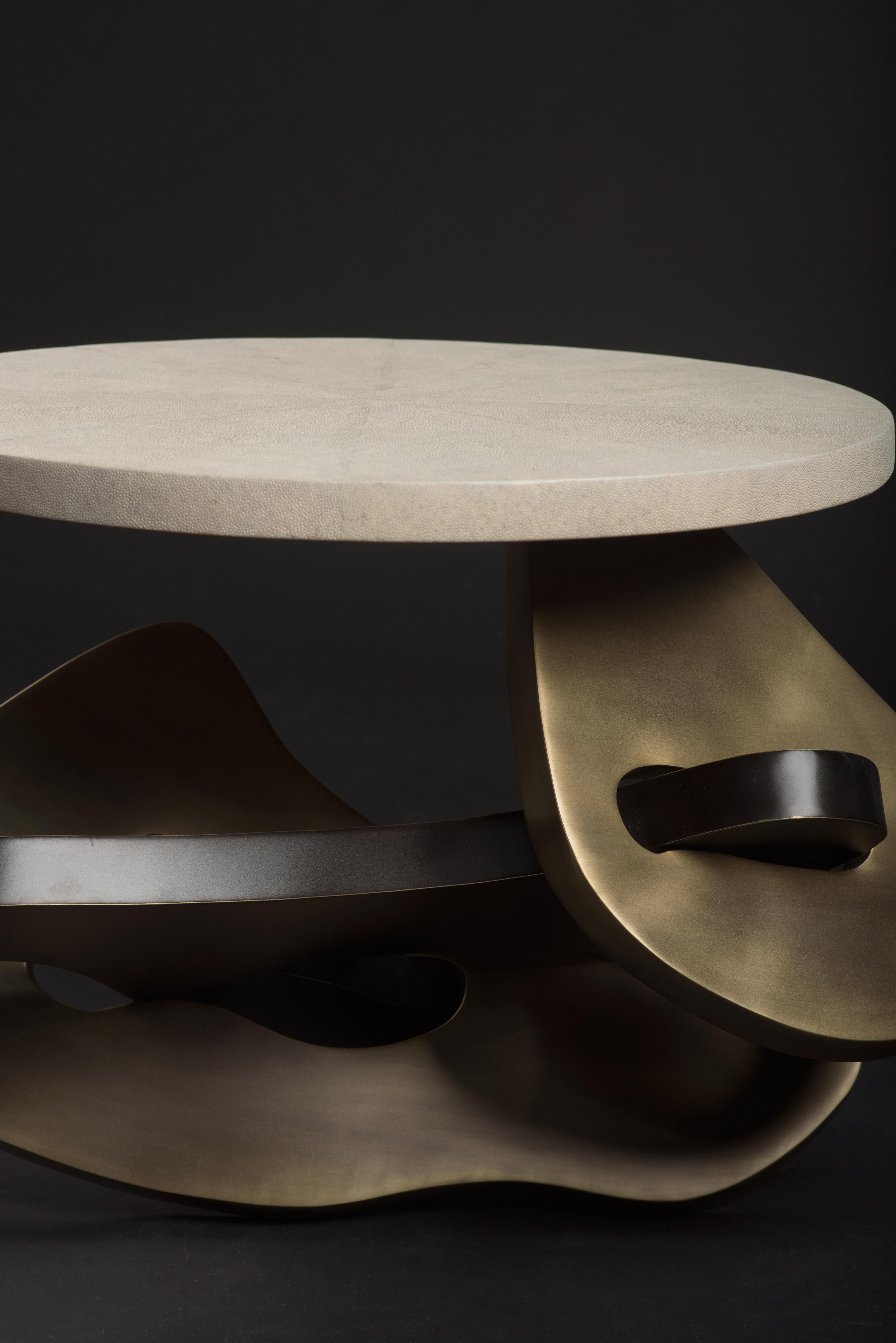 Mesa auxiliar de piel de zapa con detalles de latón patinado bronce by Kifu Paris en venta 5