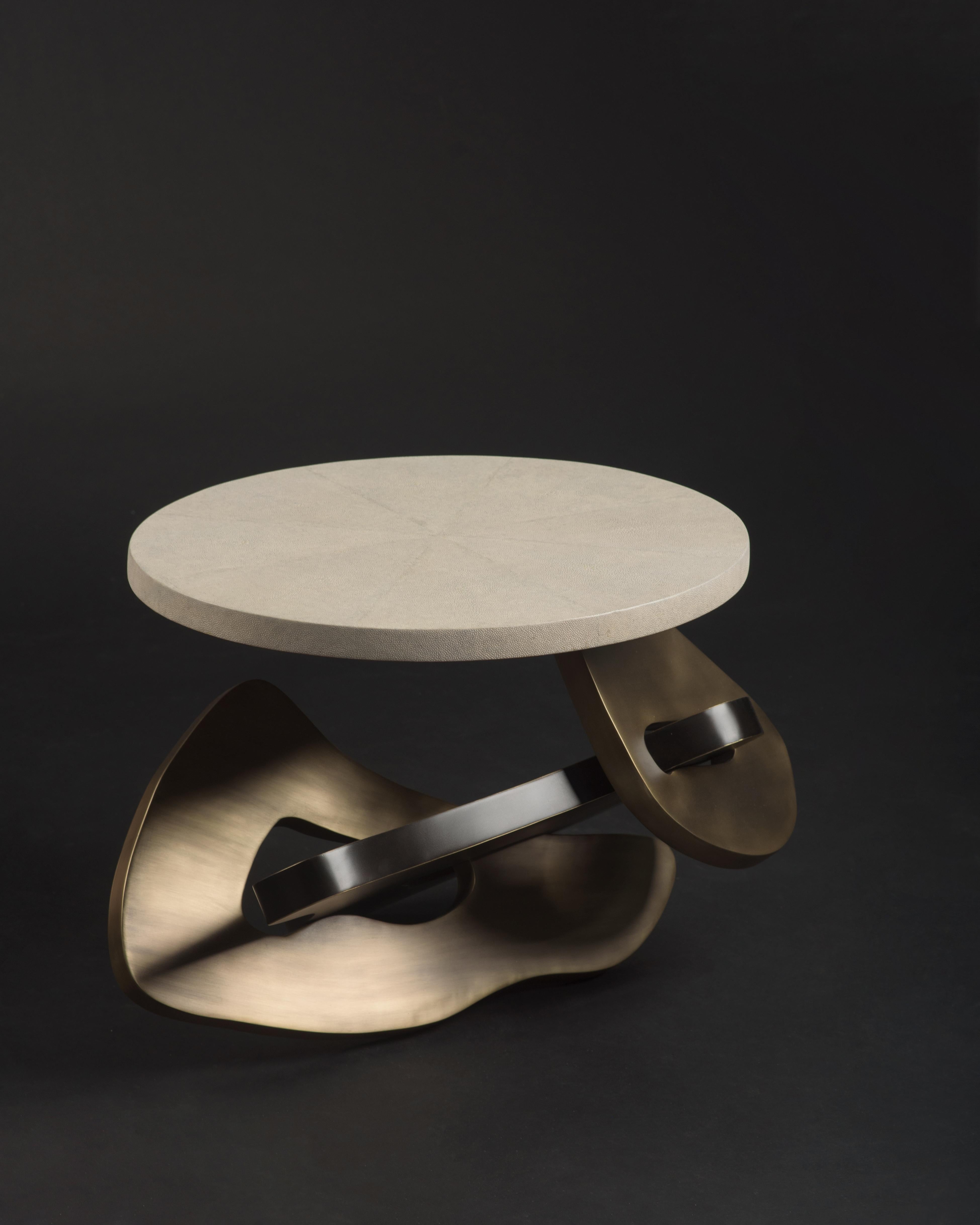 Mesa auxiliar de piel de zapa con detalles de latón patinado bronce by Kifu Paris en venta 6