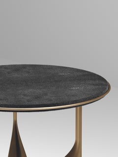 Tavolino in zigrino con dettagli in ottone patinato bronzo di Kifu Paris