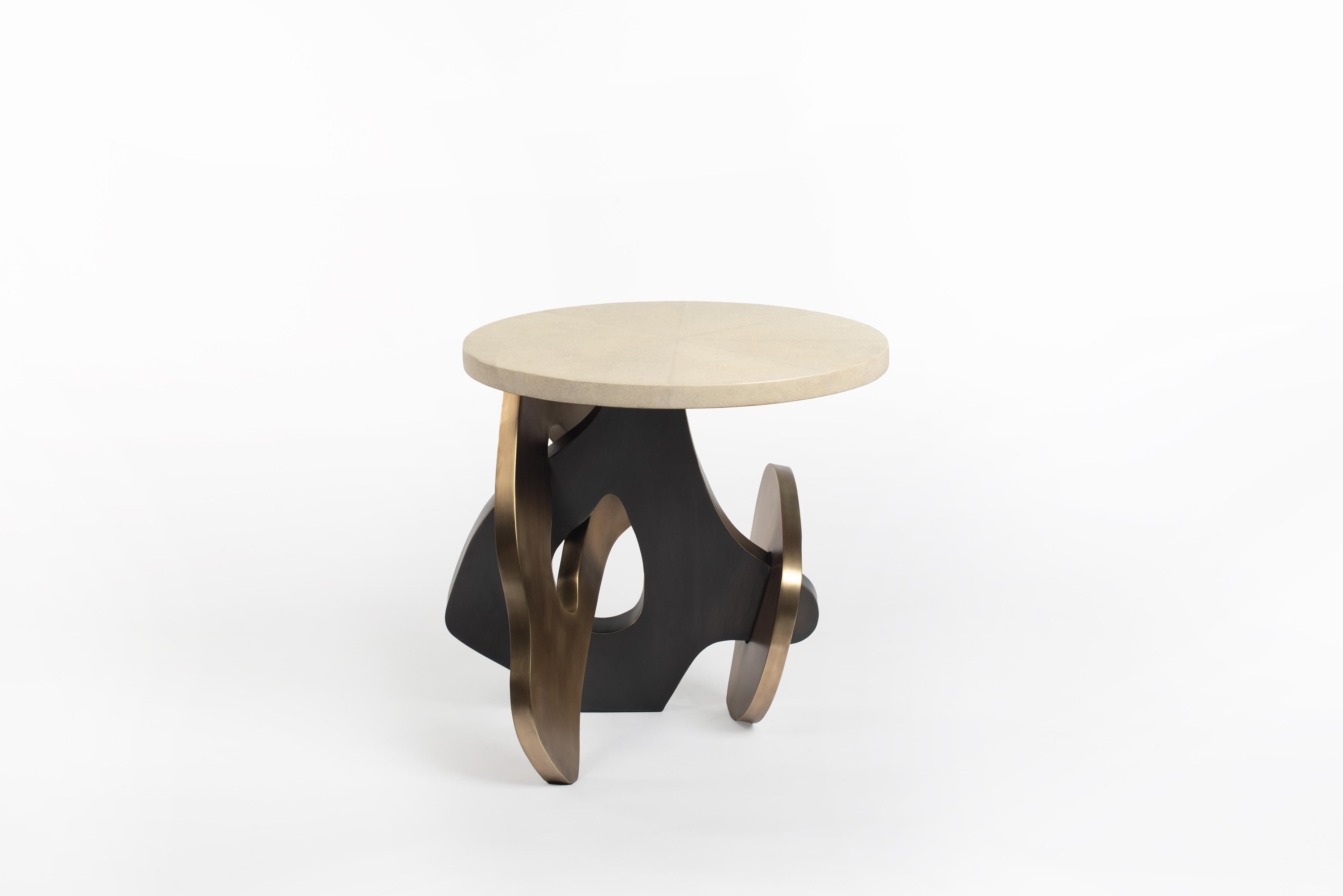 La marca, con sede en París, se ha distinguido desde su lanzamiento por su icónico uso del shagreen mezclado con latón y otros materiales exóticos. Todos los muebles están hechos a mano por artesanos expertos, lo que hace que cada pieza sea única,