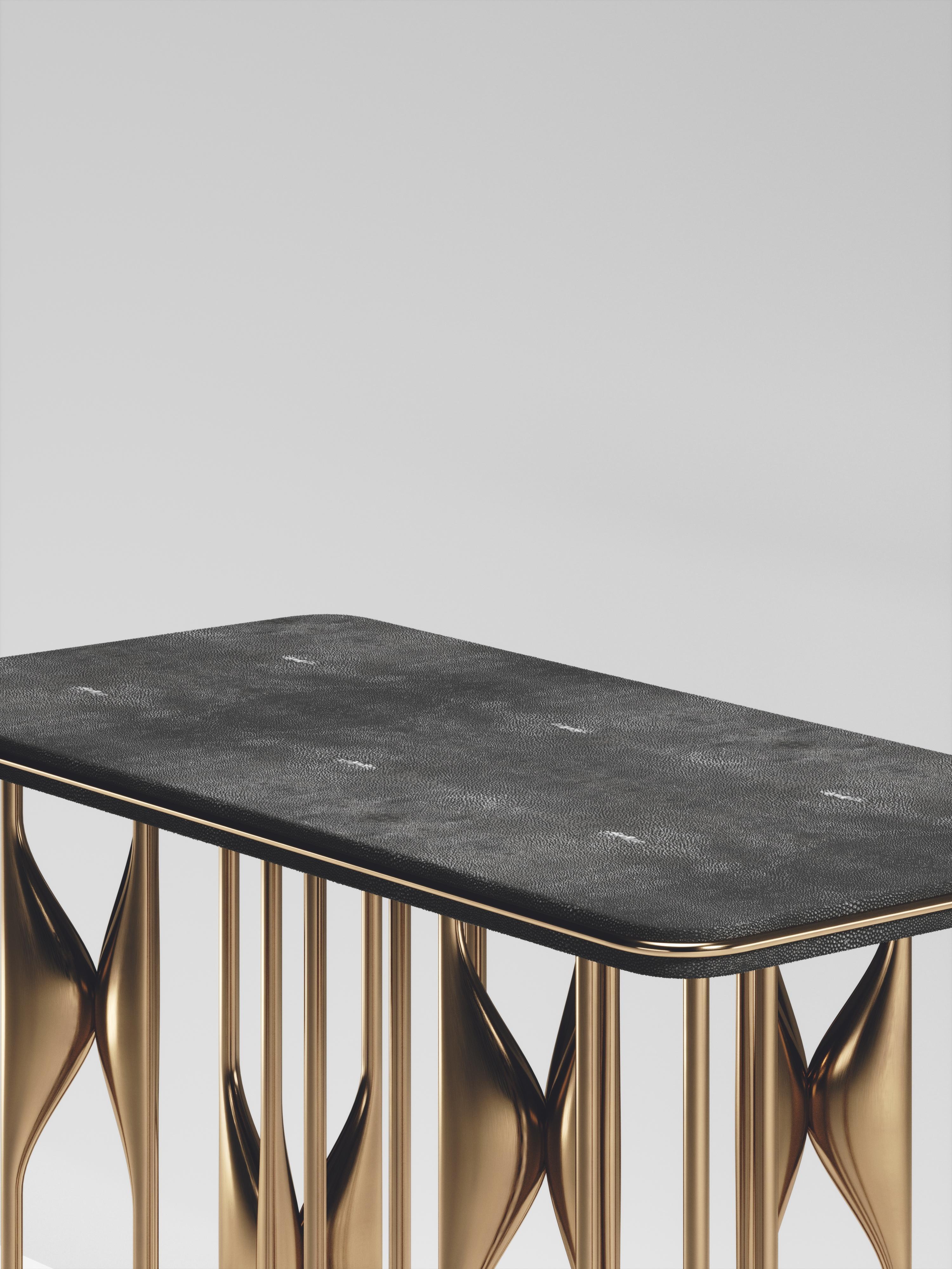 Philippin Table d'appoint en galuchat avec détails en laiton patiné par Kifu Paris en vente