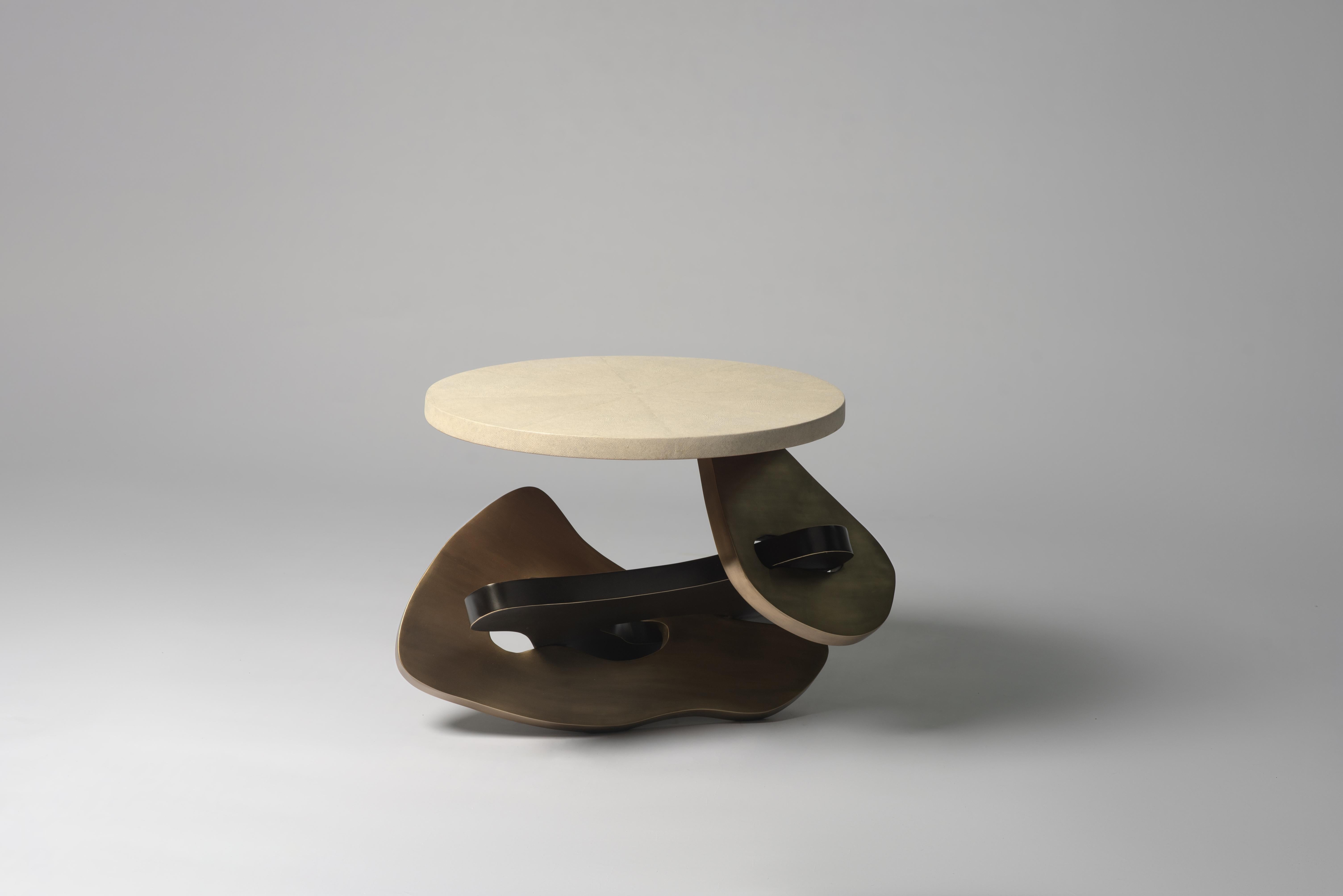 Mesa auxiliar de piel de zapa con detalles de latón patinado bronce by Kifu Paris Filipino en venta