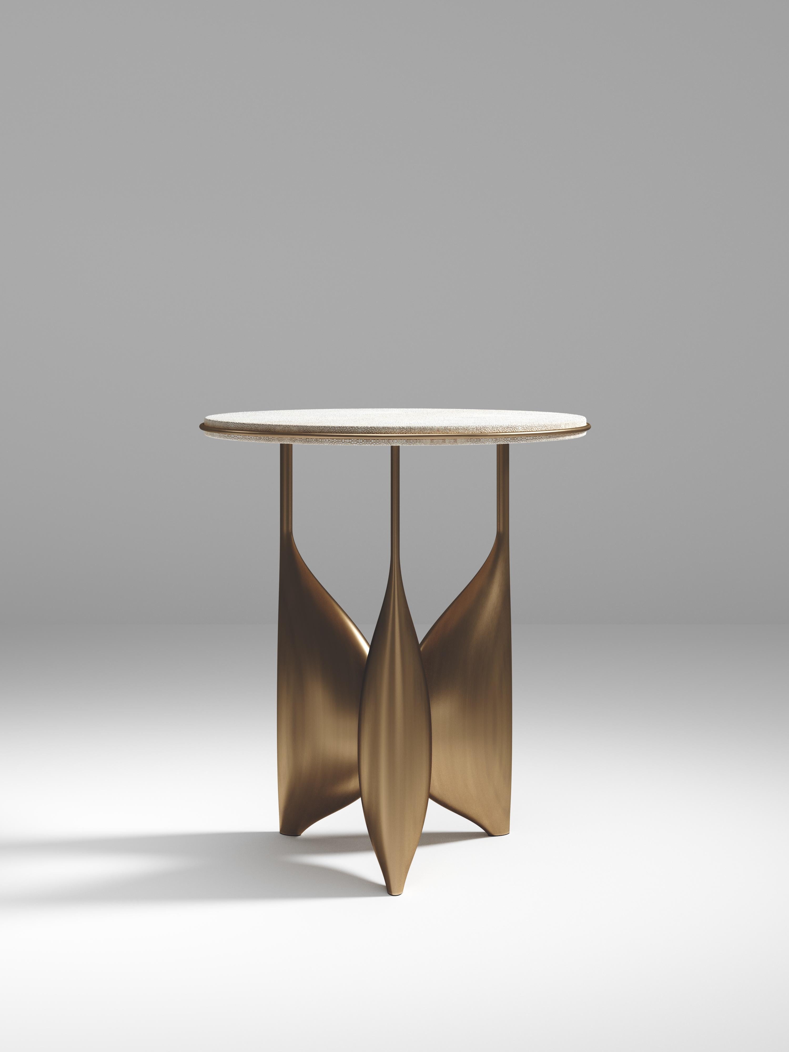 Shell Side Table with Bronze Patina Brass Details by Kifu Paris In New Condition For Sale In New York, NY