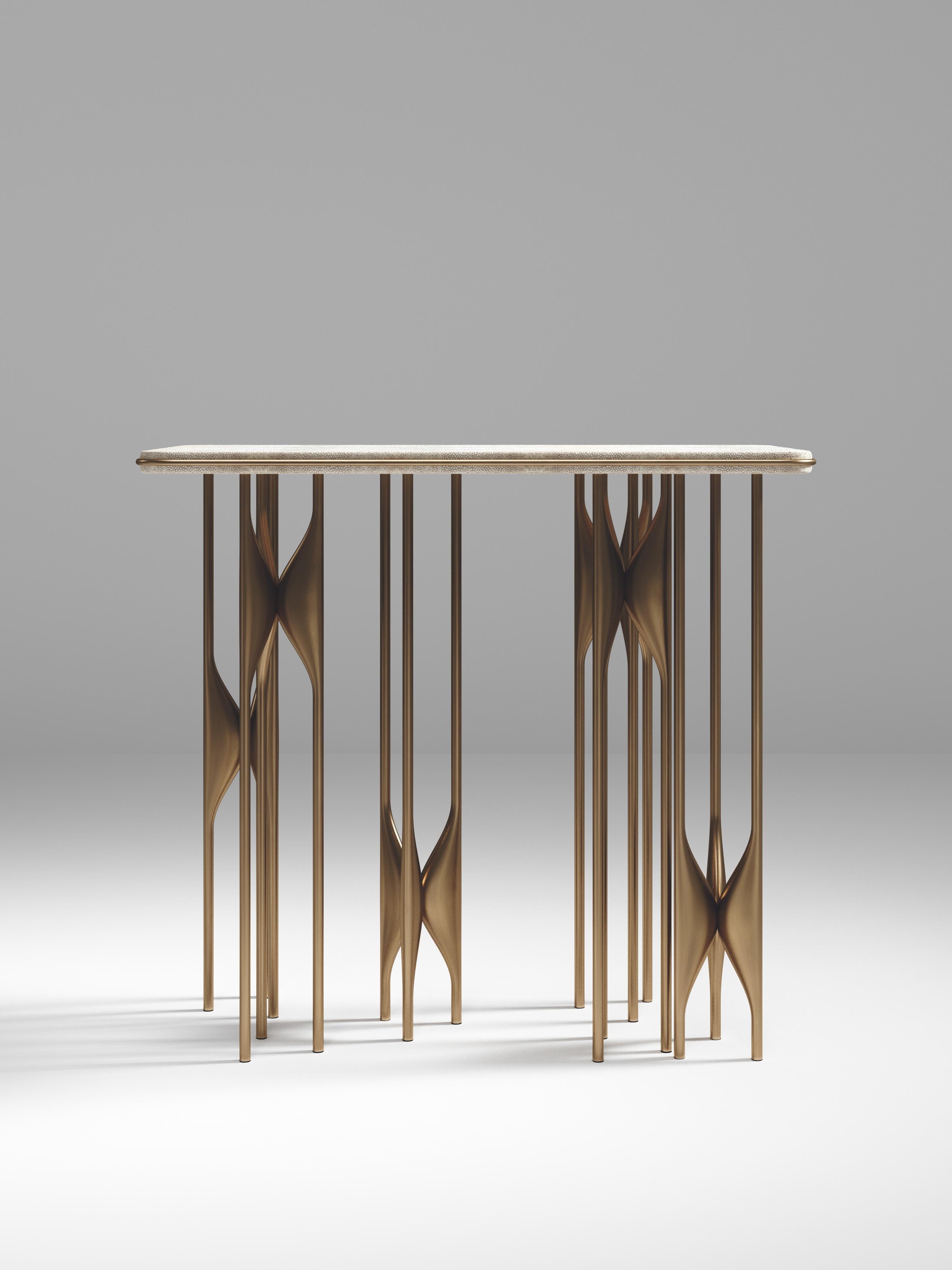 Table d'appoint en galuchat avec détails en laiton patiné par Kifu Paris Neuf - En vente à New York, NY