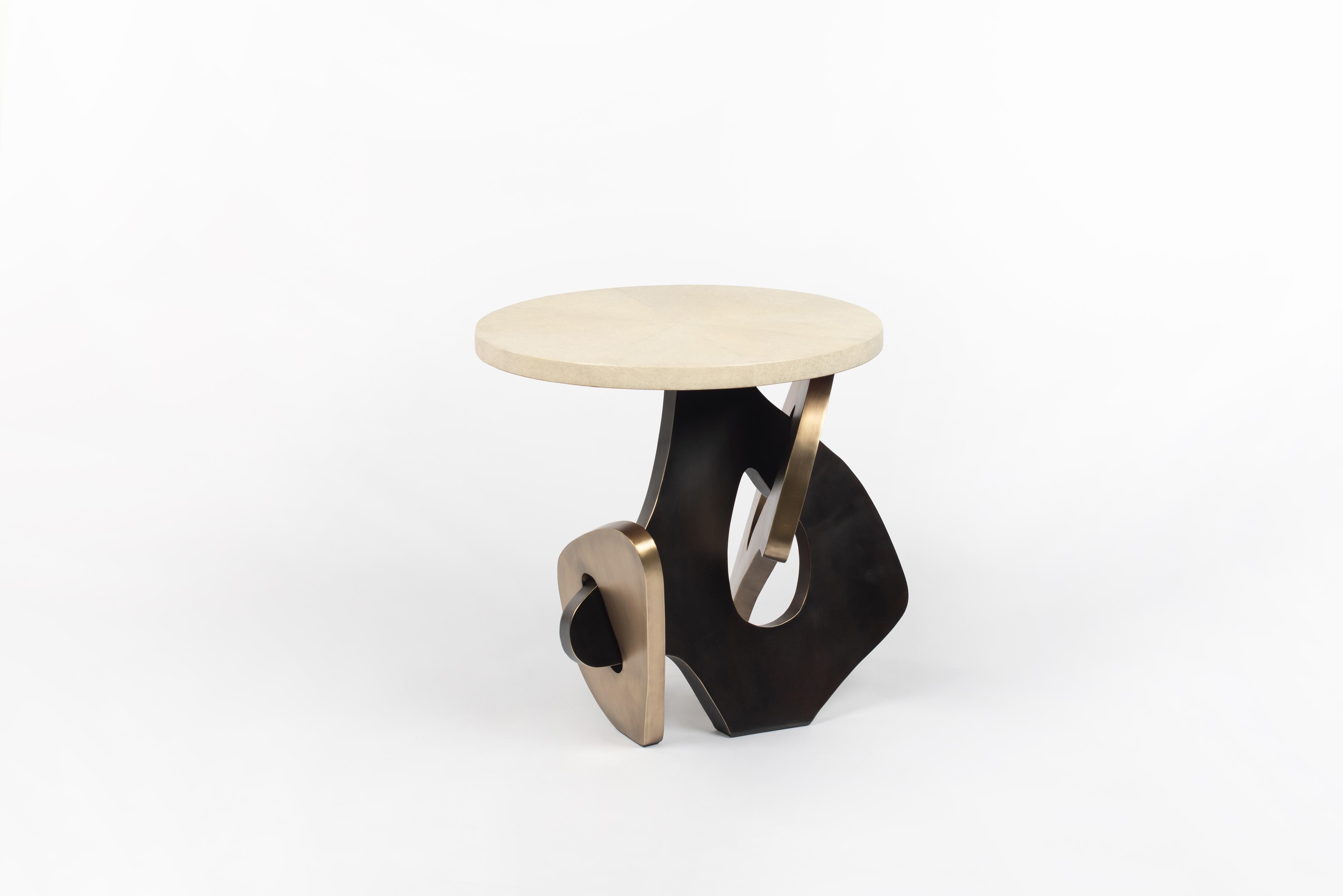 Mesa auxiliar de piel de zapa con detalles de latón patinado bronce by Kifu Paris en Nuevo estado para la venta en New York, NY