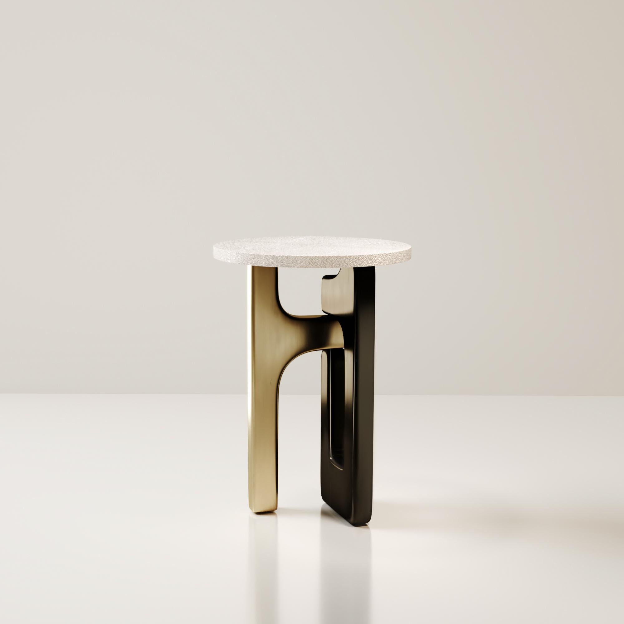 Shagreen-Beistelltisch mit Bronze-Patina-Messingdetails von Kifu Paris (21. Jahrhundert und zeitgenössisch) im Angebot