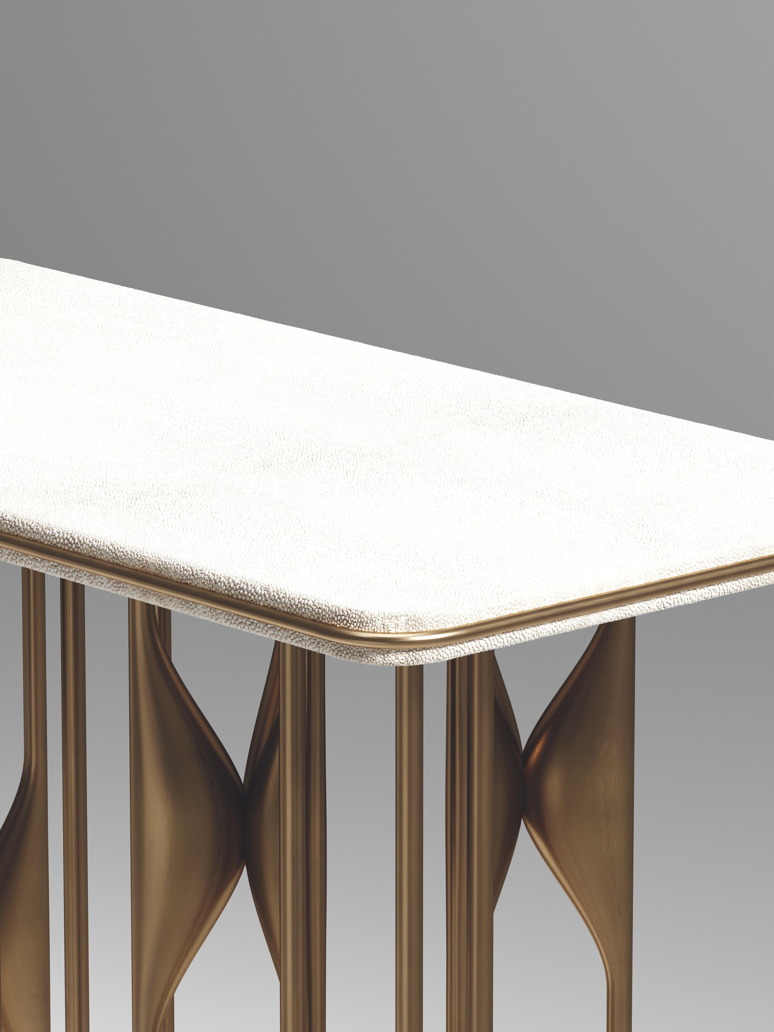 XXIe siècle et contemporain Table d'appoint en galuchat avec détails en laiton patiné par Kifu Paris en vente