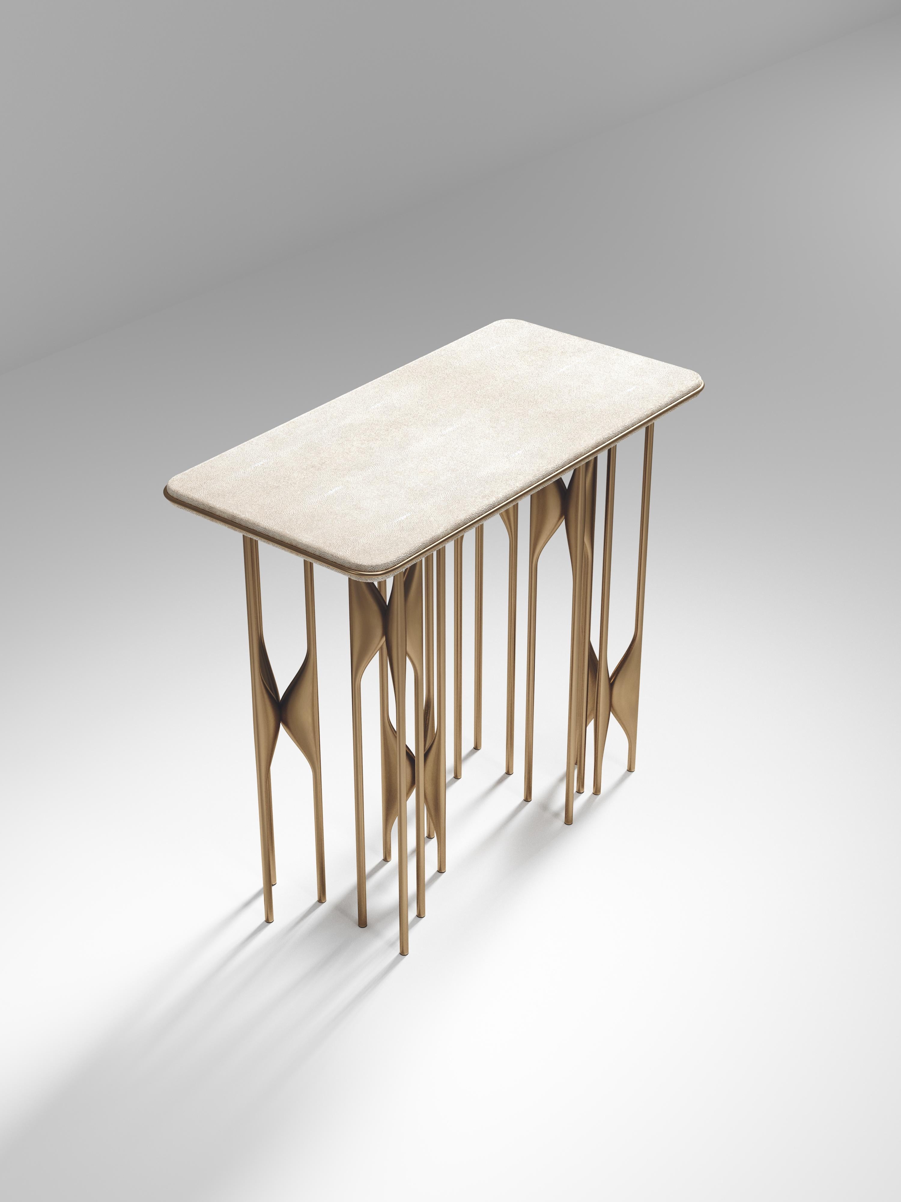 XXIe siècle et contemporain Table d'appoint en galuchat avec détails en laiton patiné par Kifu Paris en vente