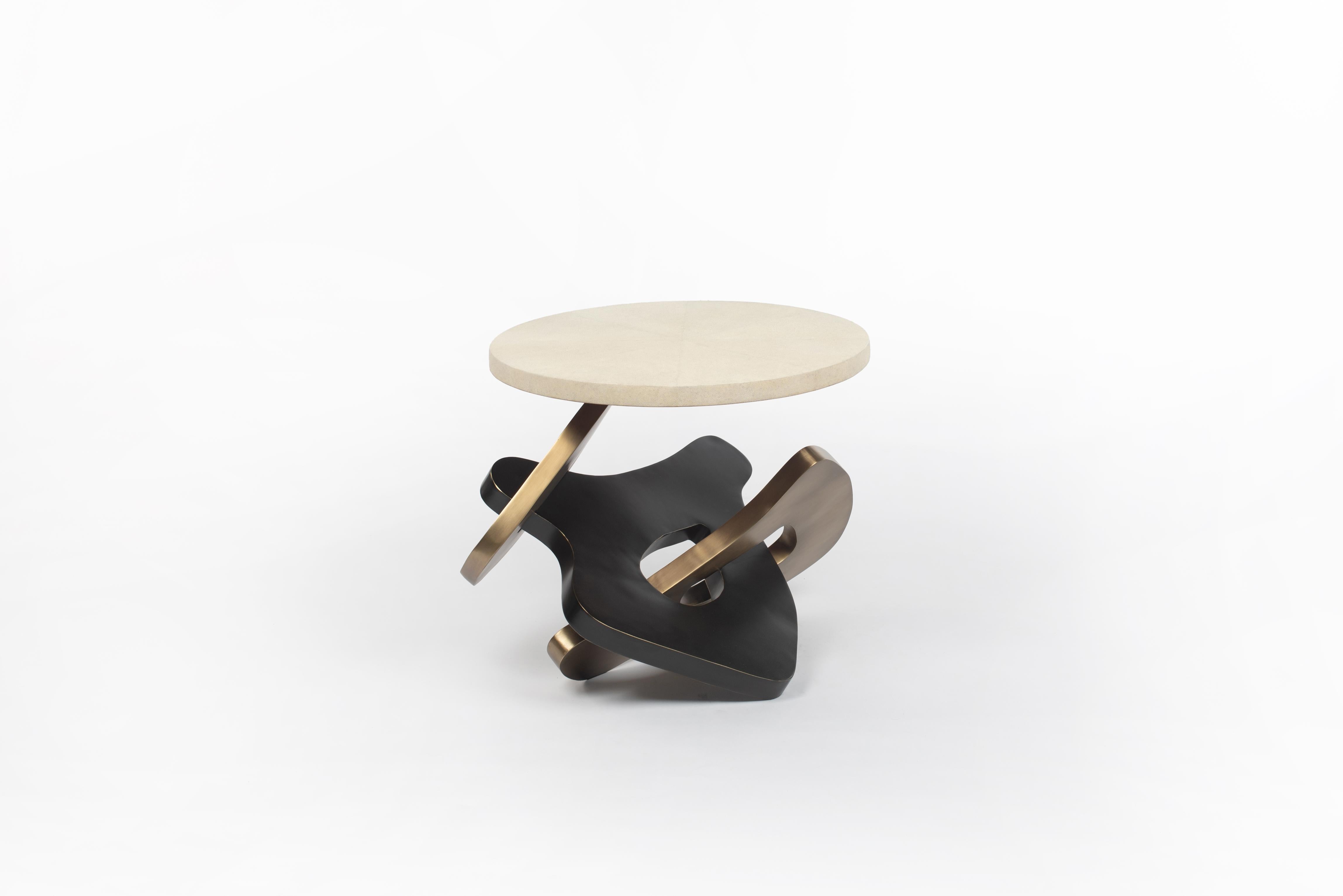 Laiton Table d'appoint en galuchat avec détails en laiton patiné par Kifu Paris en vente
