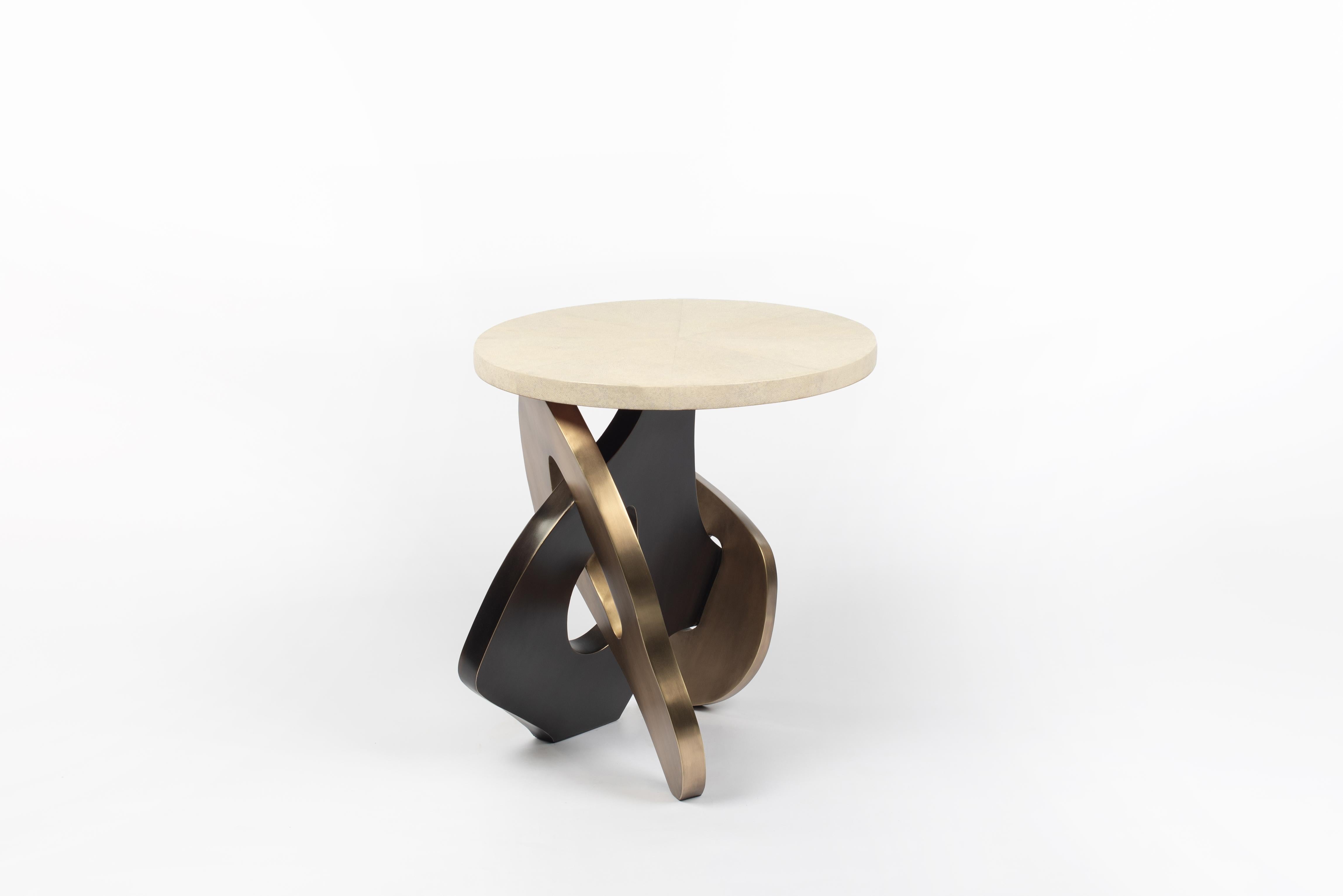 Mesa auxiliar de piel de zapa con detalles de latón patinado bronce by Kifu Paris Latón en venta
