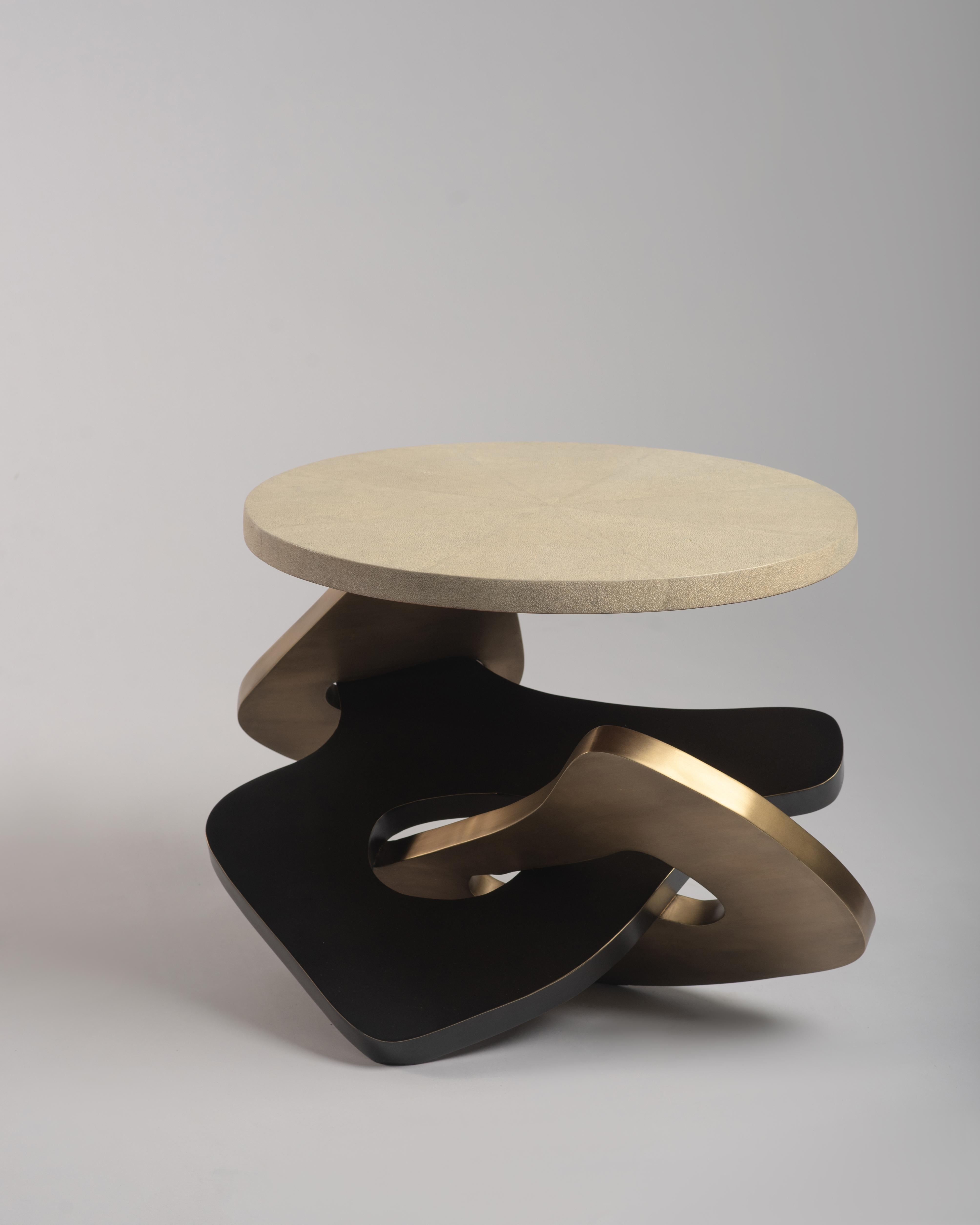 Mesa auxiliar de piel de zapa con detalles de latón patinado bronce by Kifu Paris en venta 1