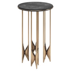 Table d'appoint en galuchat avec détails en laiton patiné bronze de Kifu Paris