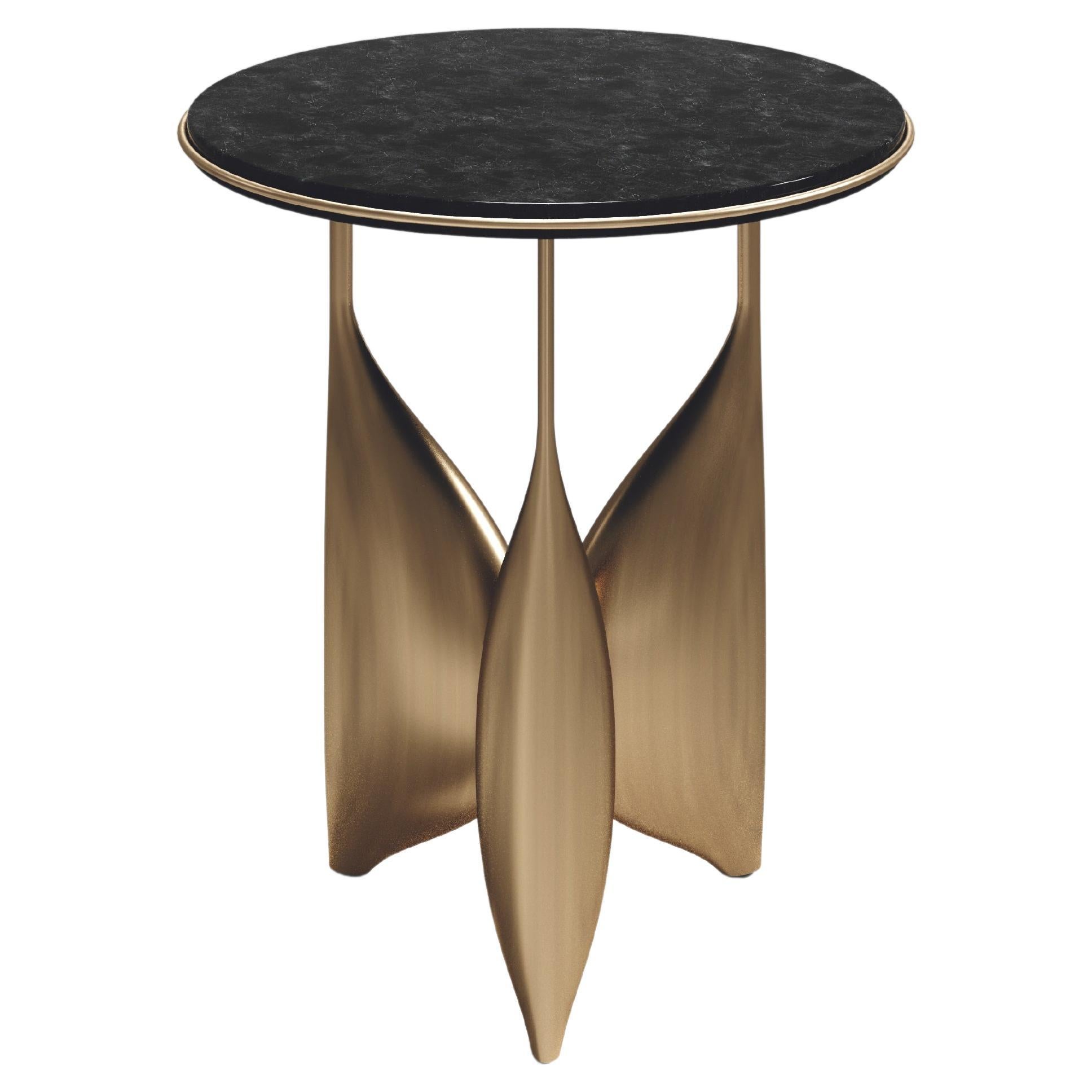 Table d'appoint Shell avec détails en laiton patiné par Kifu Paris en vente