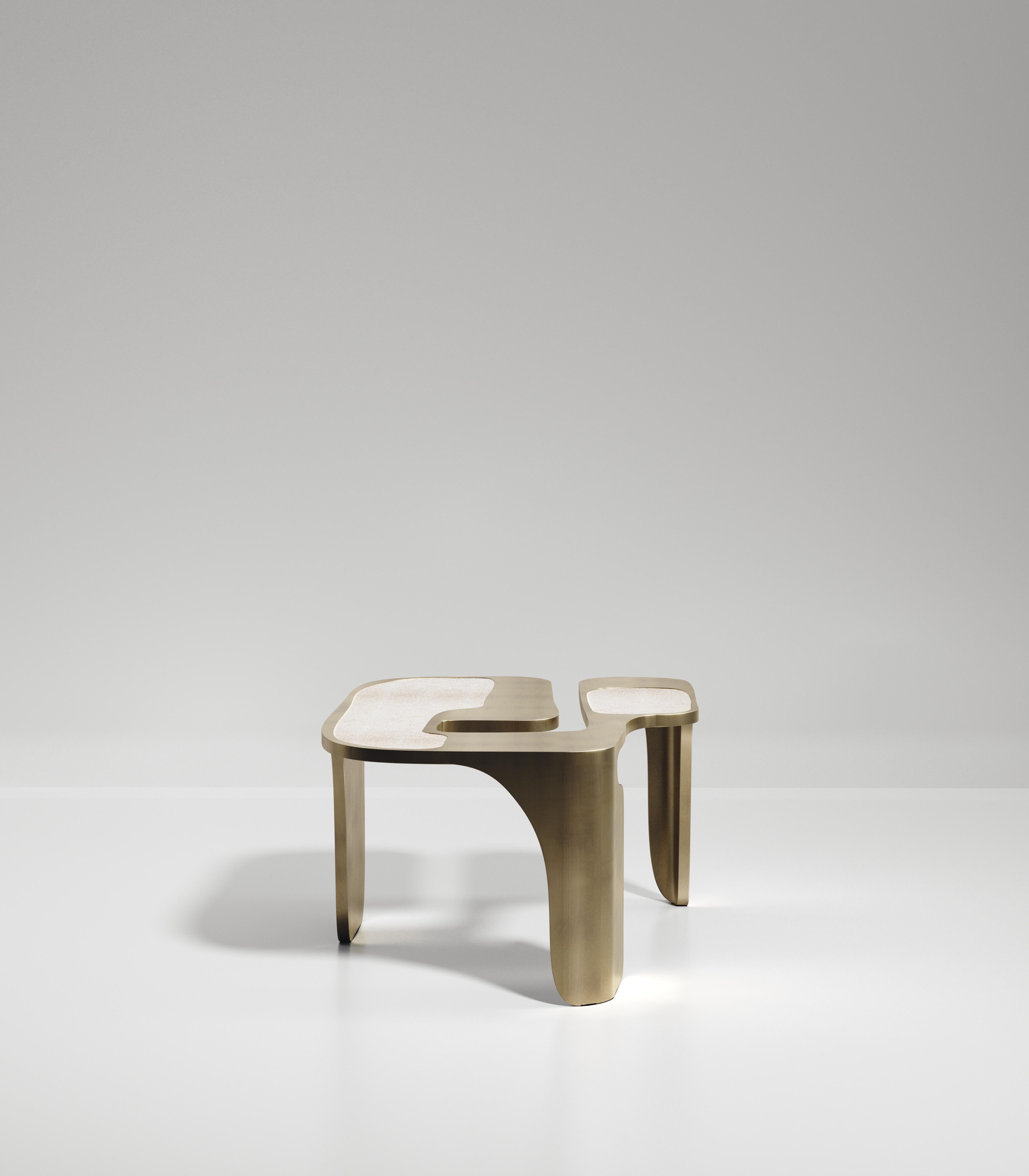 Table d'appoint en galuchat avec détails en laiton bronze-patina de R&Y Augousti en vente 2