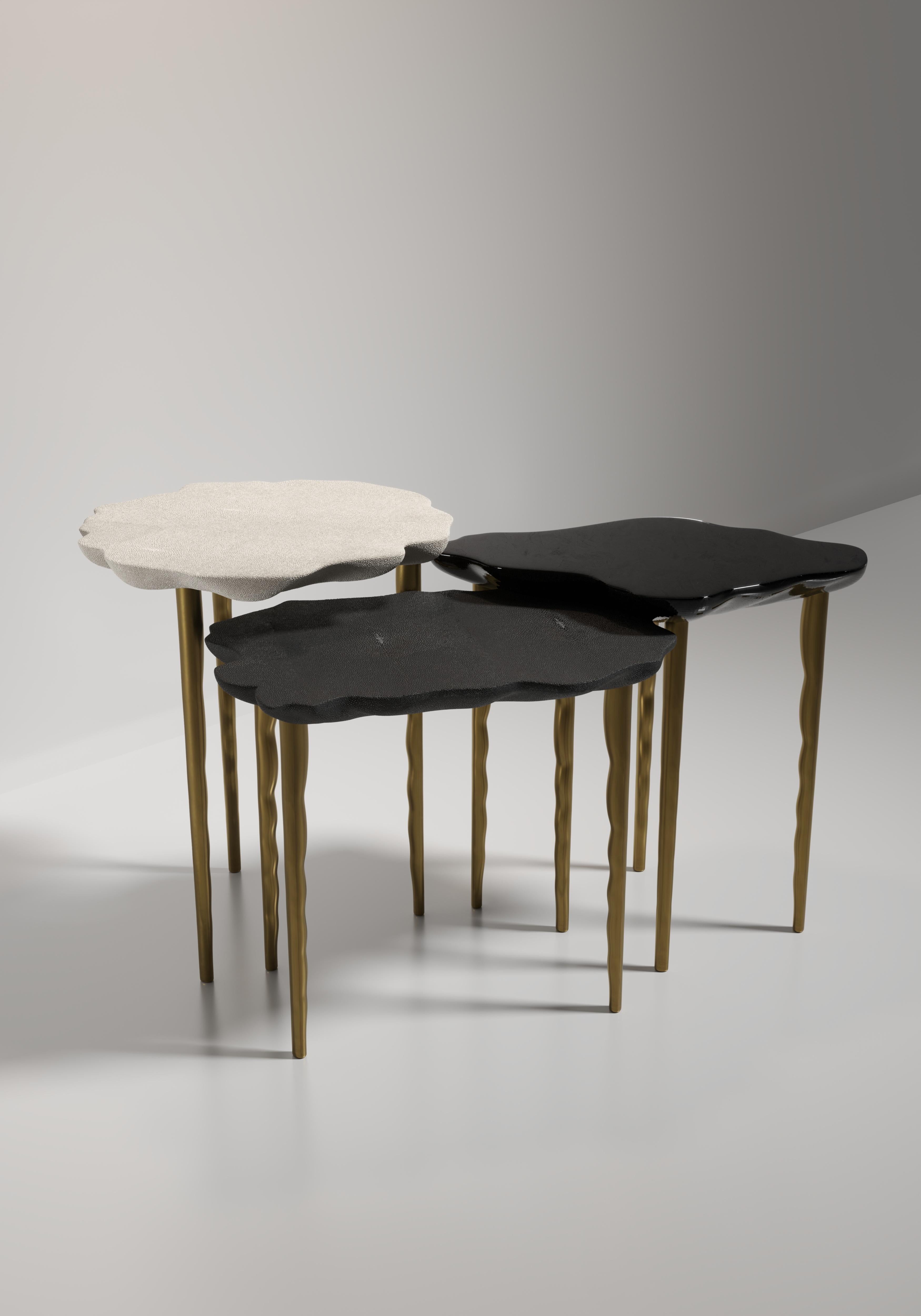 Table d'appoint en galuchat avec détails en laiton patiné par R&Y Augousti en vente 2