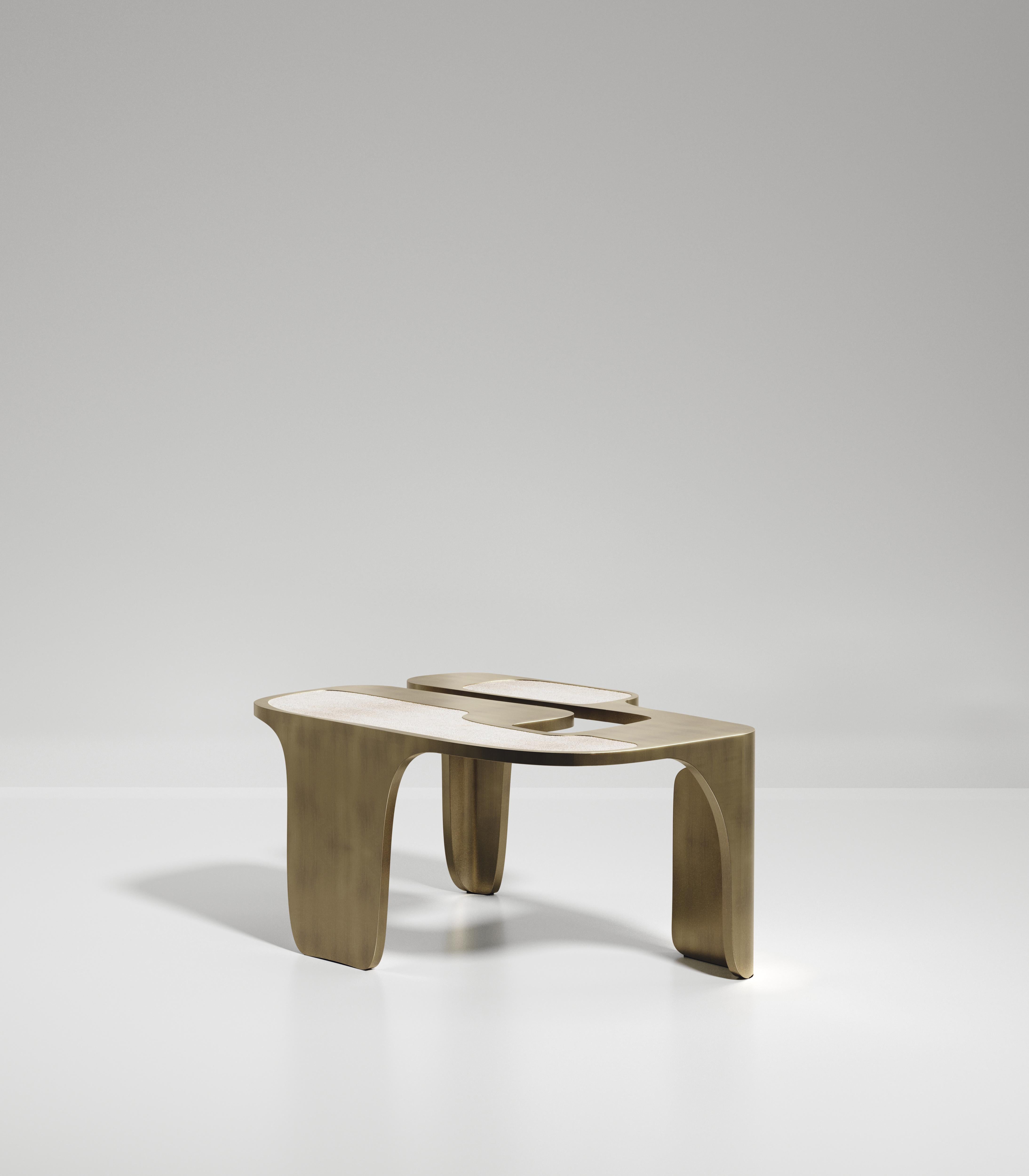 Table d'appoint en galuchat avec détails en laiton bronze-patina de R&Y Augousti en vente 3