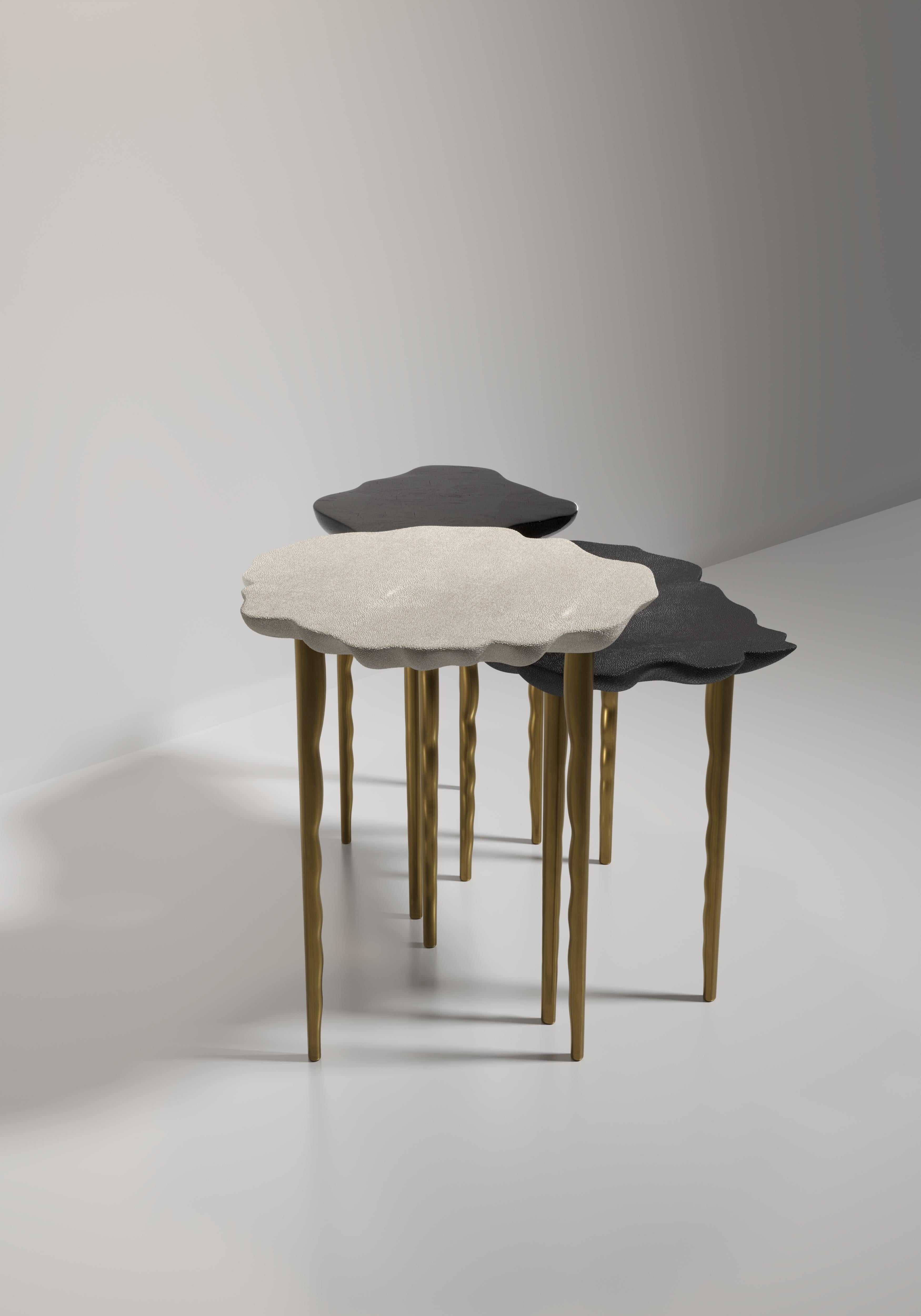 Table d'appoint en galuchat avec détails en laiton patiné par R&Y Augousti en vente 3