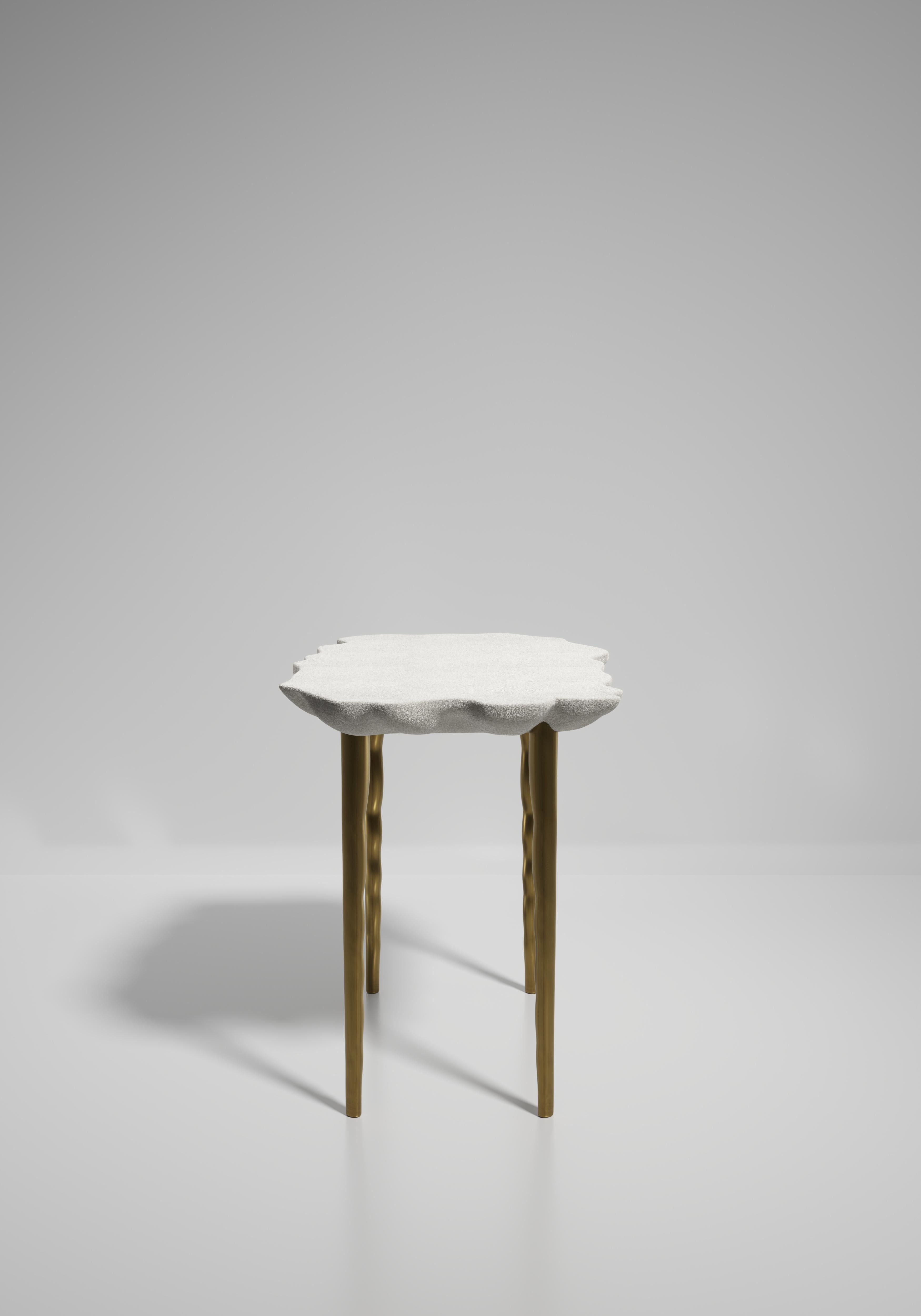 Table d'appoint en galuchat avec détails en laiton patiné par R&Y Augousti en vente 4