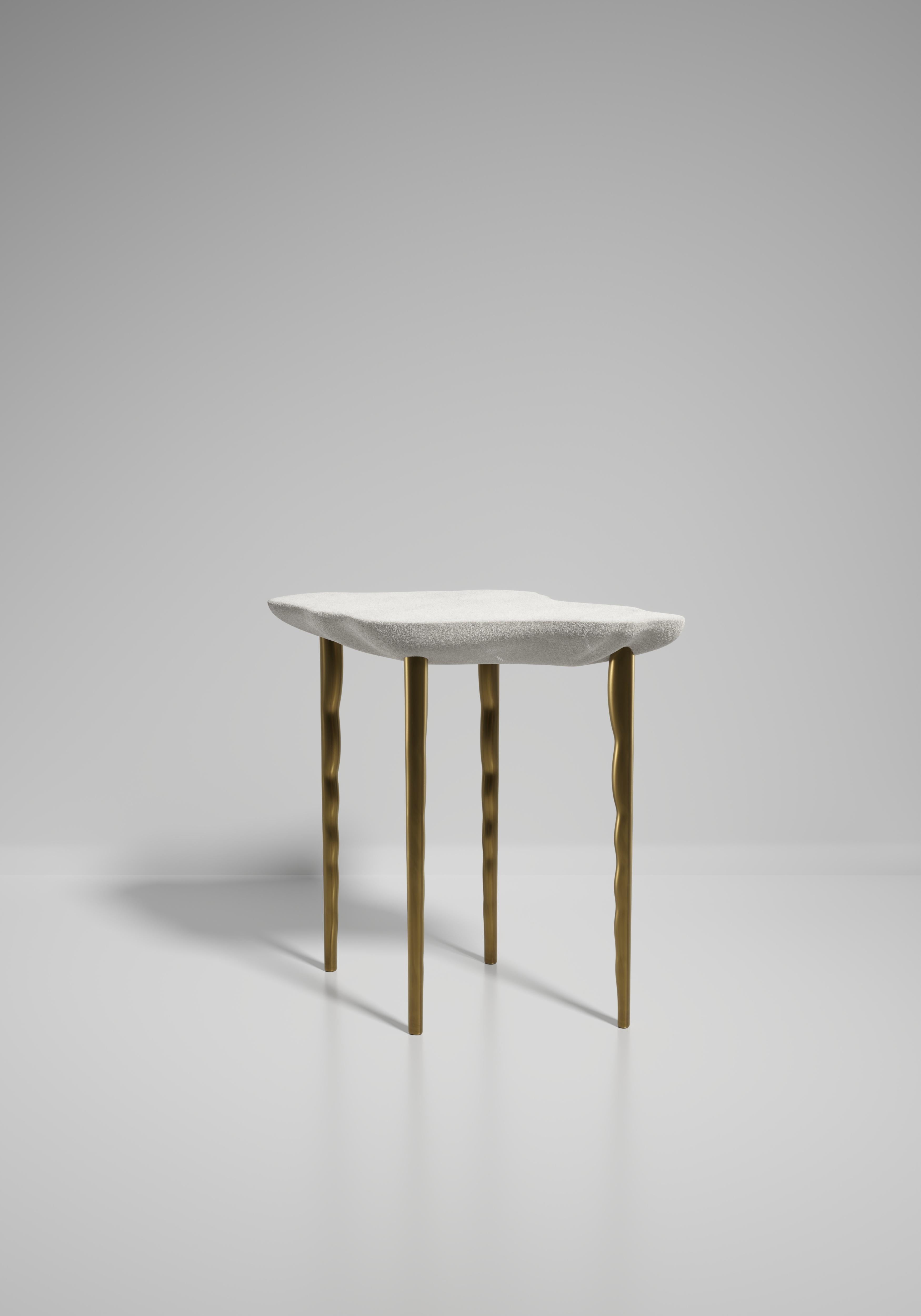 Beistelltisch aus Chagrin mit Messingdetails in Bronzepatina von R&Y Augousti im Angebot 5