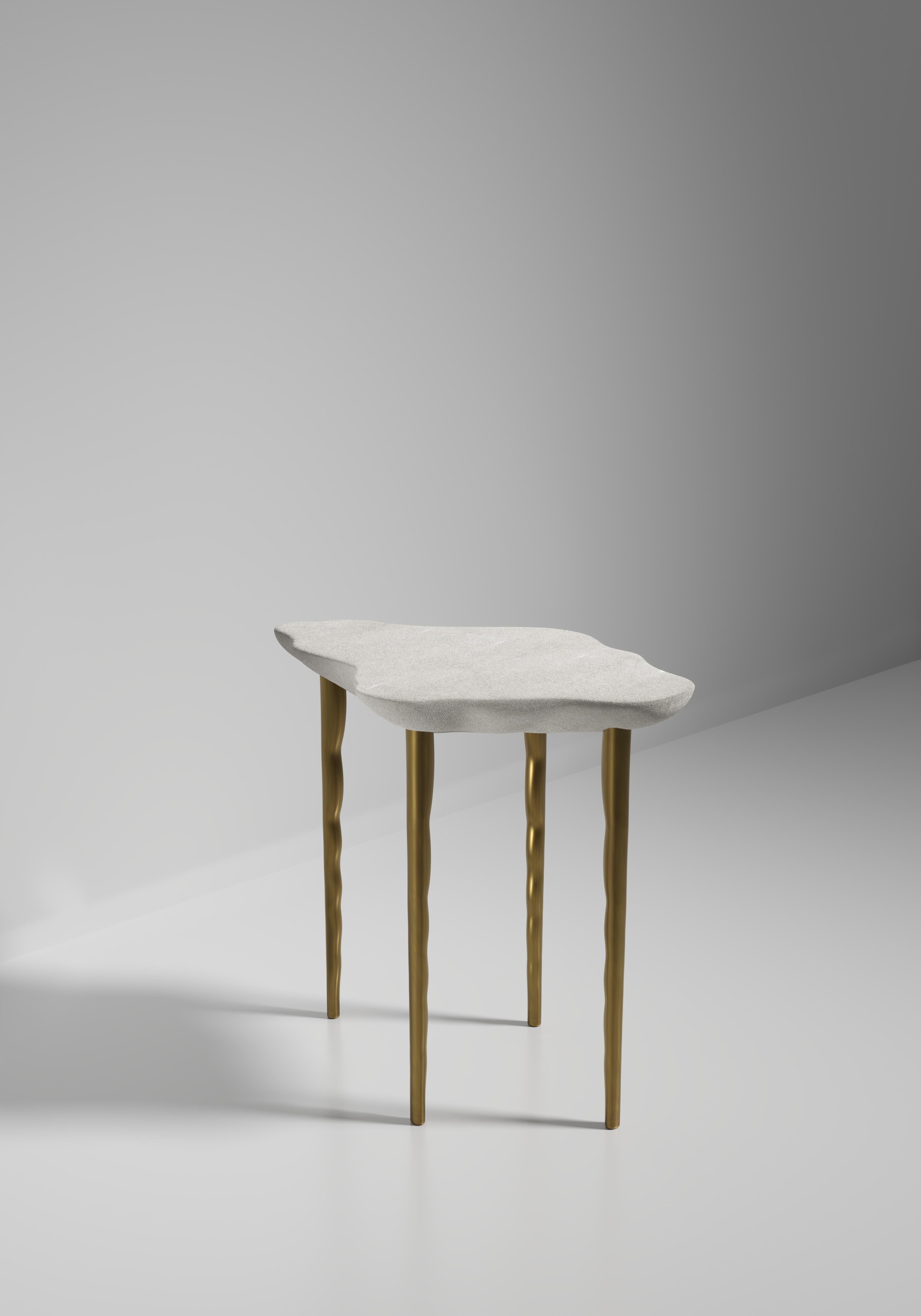 Beistelltisch aus Chagrin mit Messingdetails in Bronzepatina von R&Y Augousti im Angebot 6