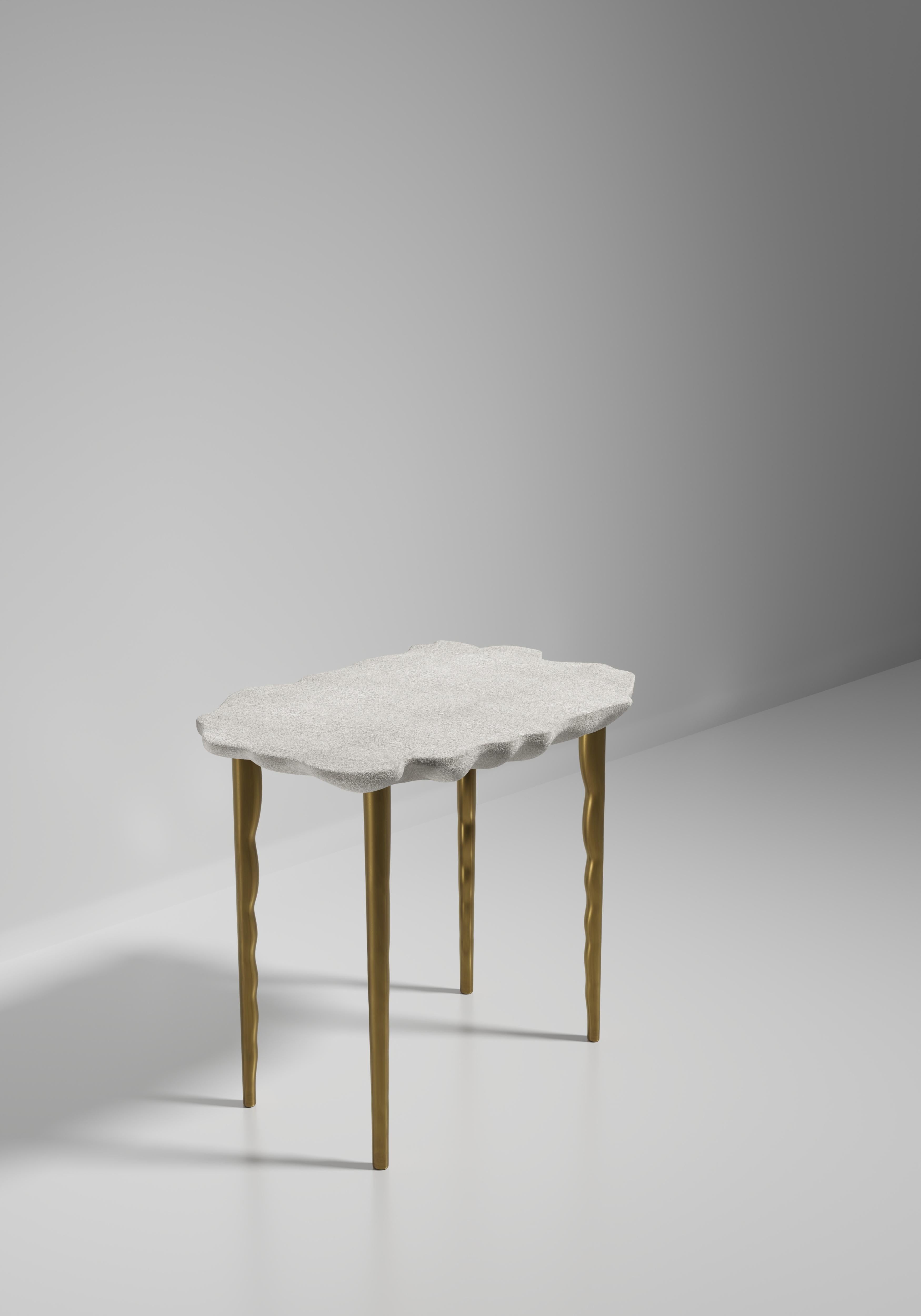Table d'appoint en galuchat avec détails en laiton patiné par R&Y Augousti en vente 6
