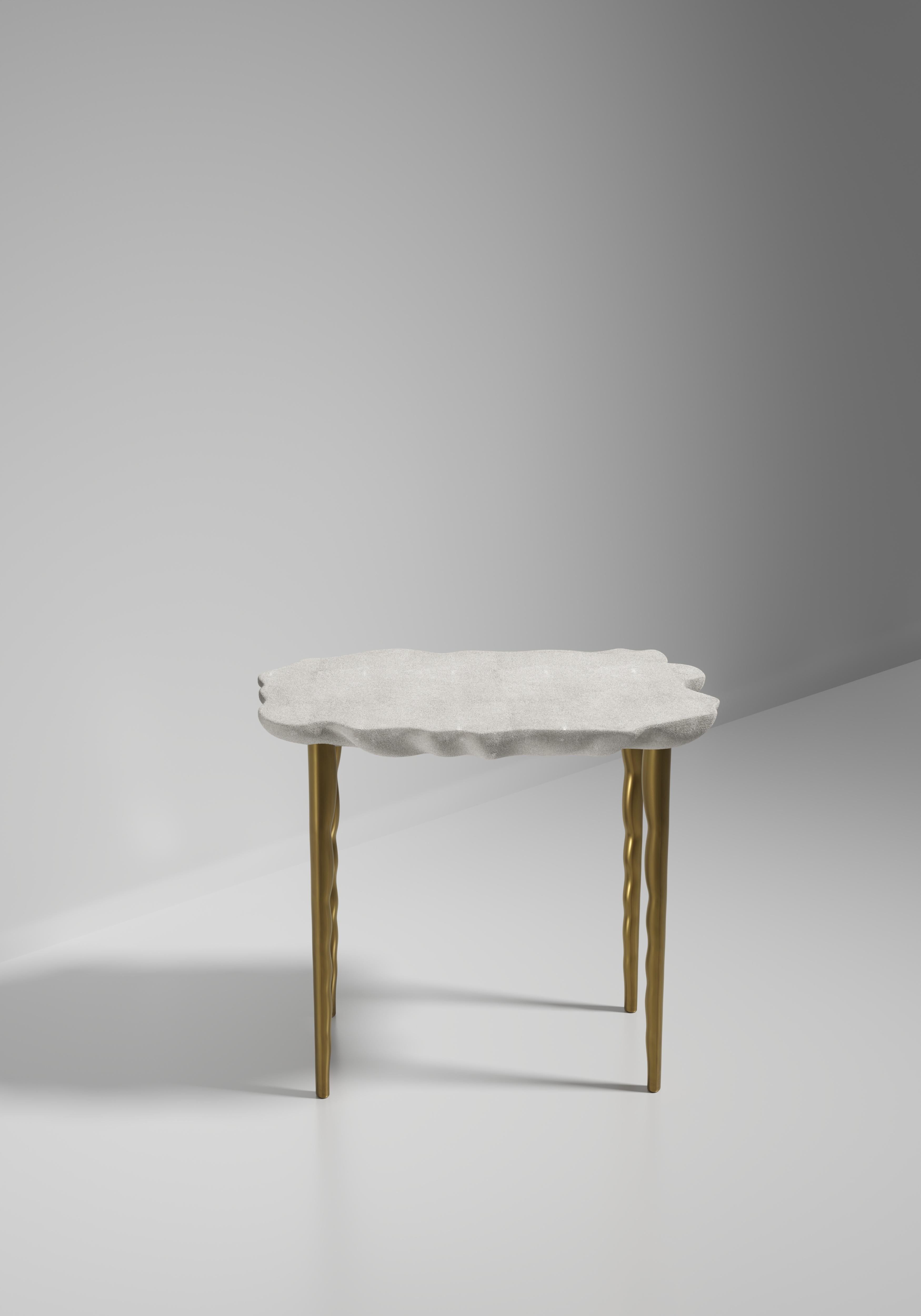 Table d'appoint en galuchat avec détails en laiton patiné par R&Y Augousti en vente 7