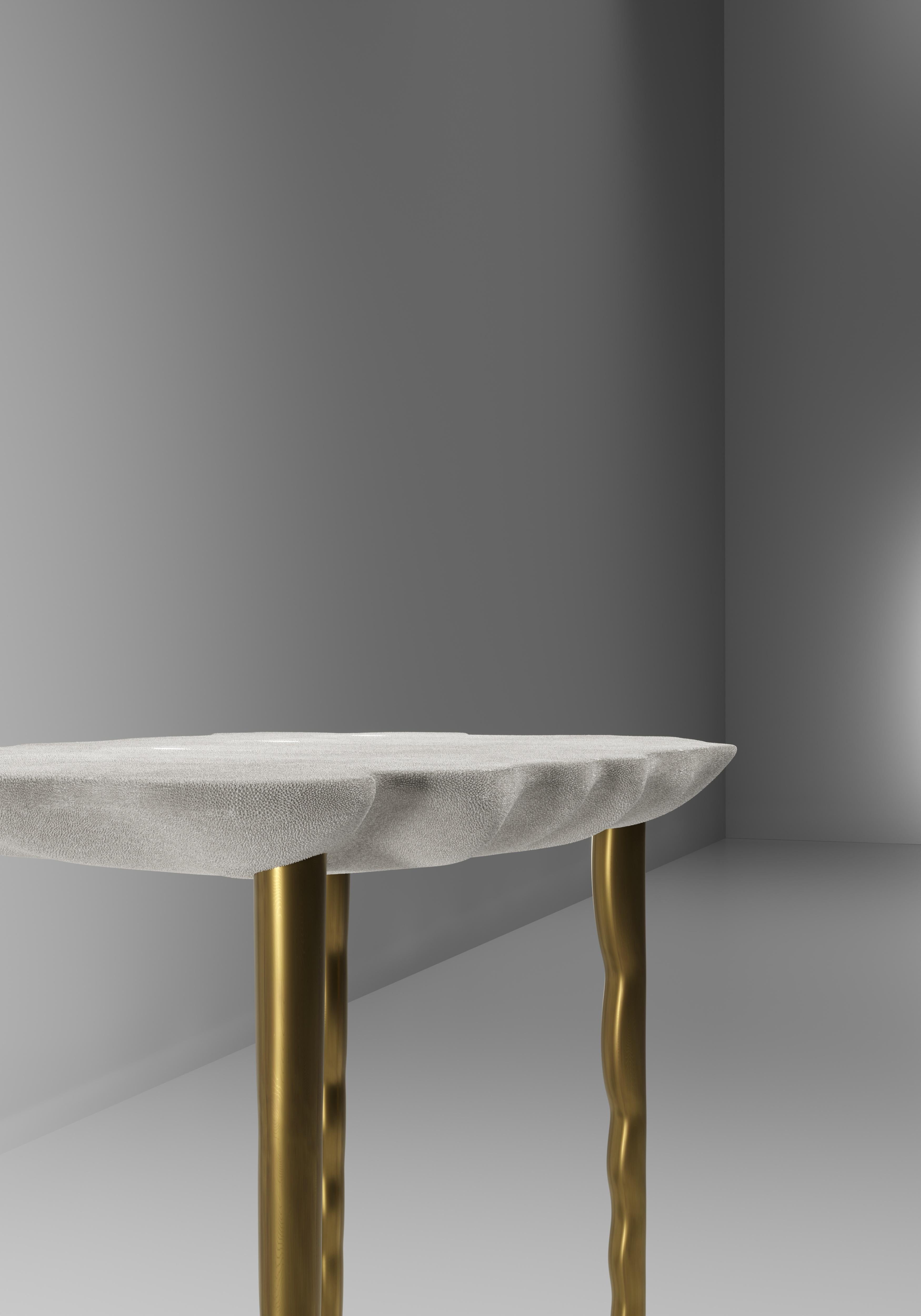 Table d'appoint en galuchat avec détails en laiton patiné par R&Y Augousti en vente 8