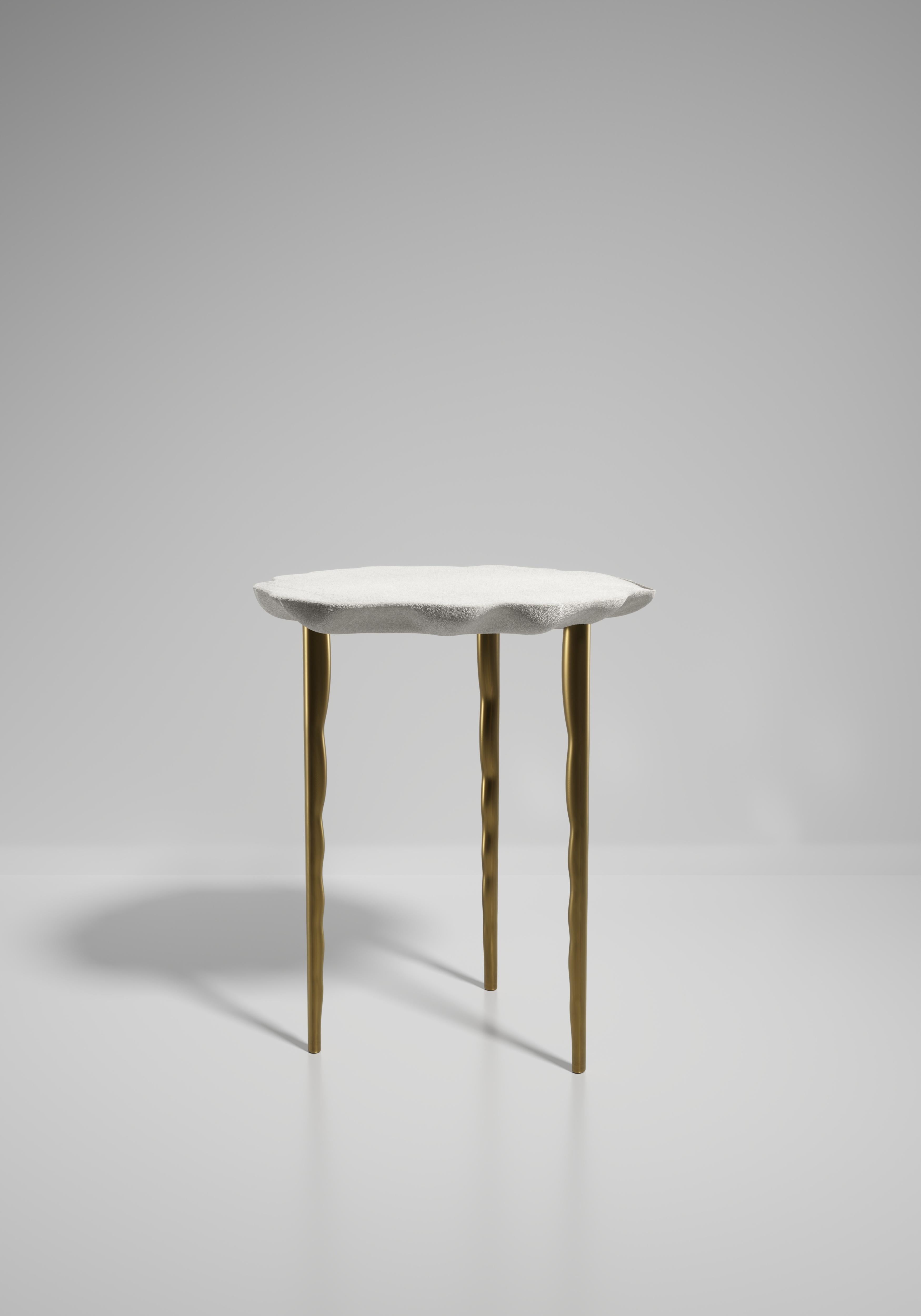 Table d'appoint en galuchat avec détails en laiton patiné par R&Y Augousti en vente 9