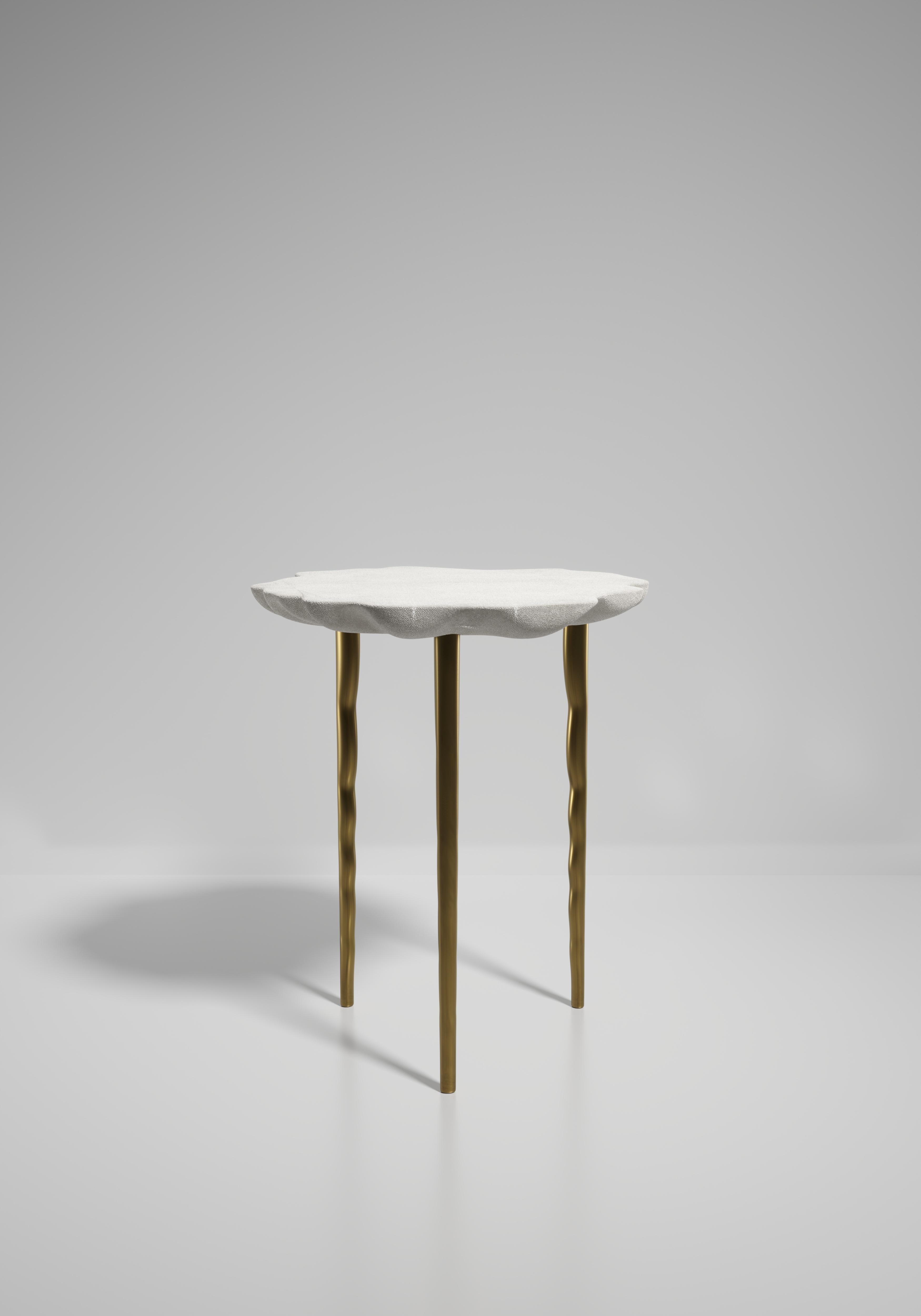Table d'appoint en galuchat avec détails en laiton patiné par R&Y Augousti en vente 10