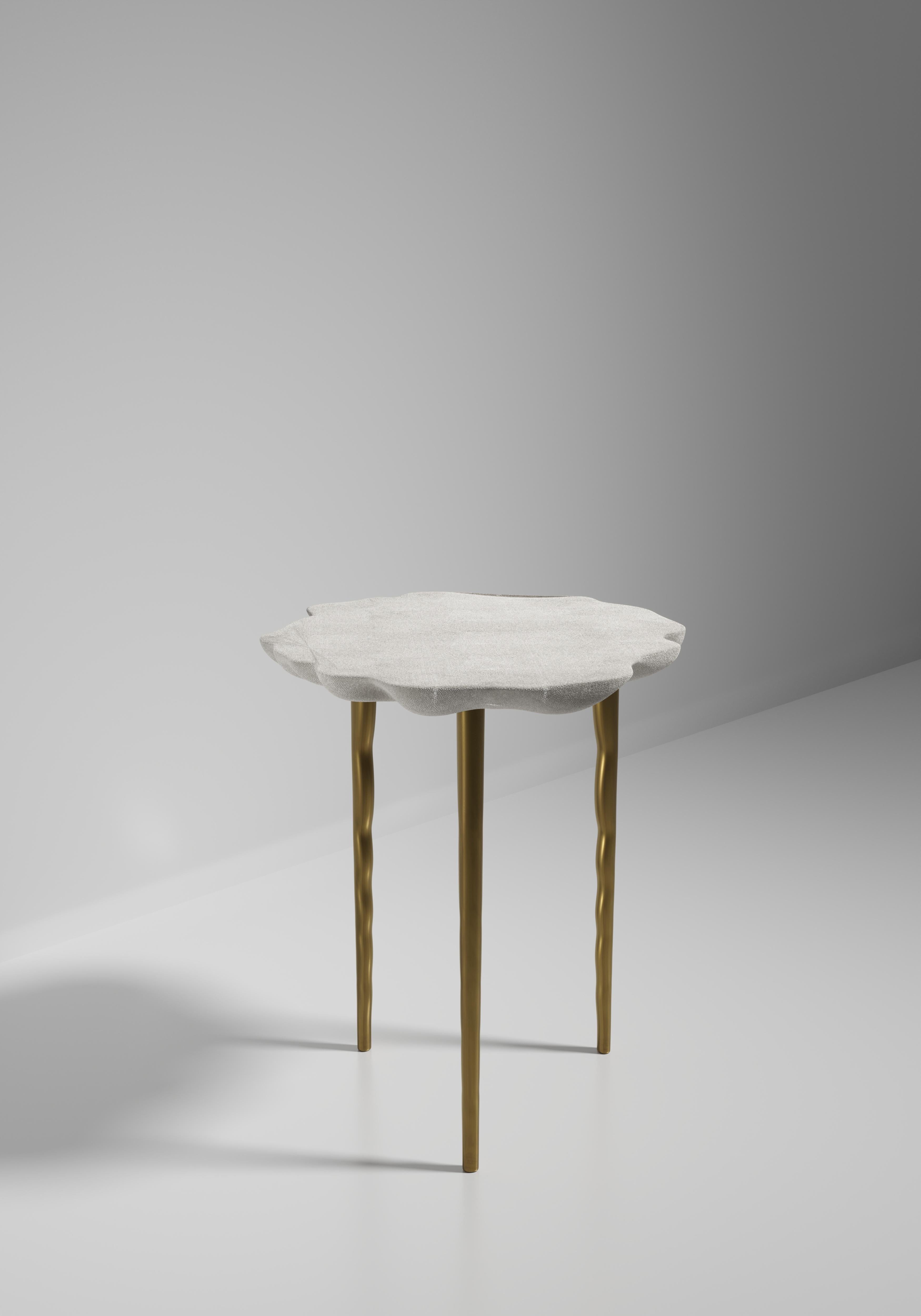 Table d'appoint en galuchat avec détails en laiton patiné par R&Y Augousti en vente 11