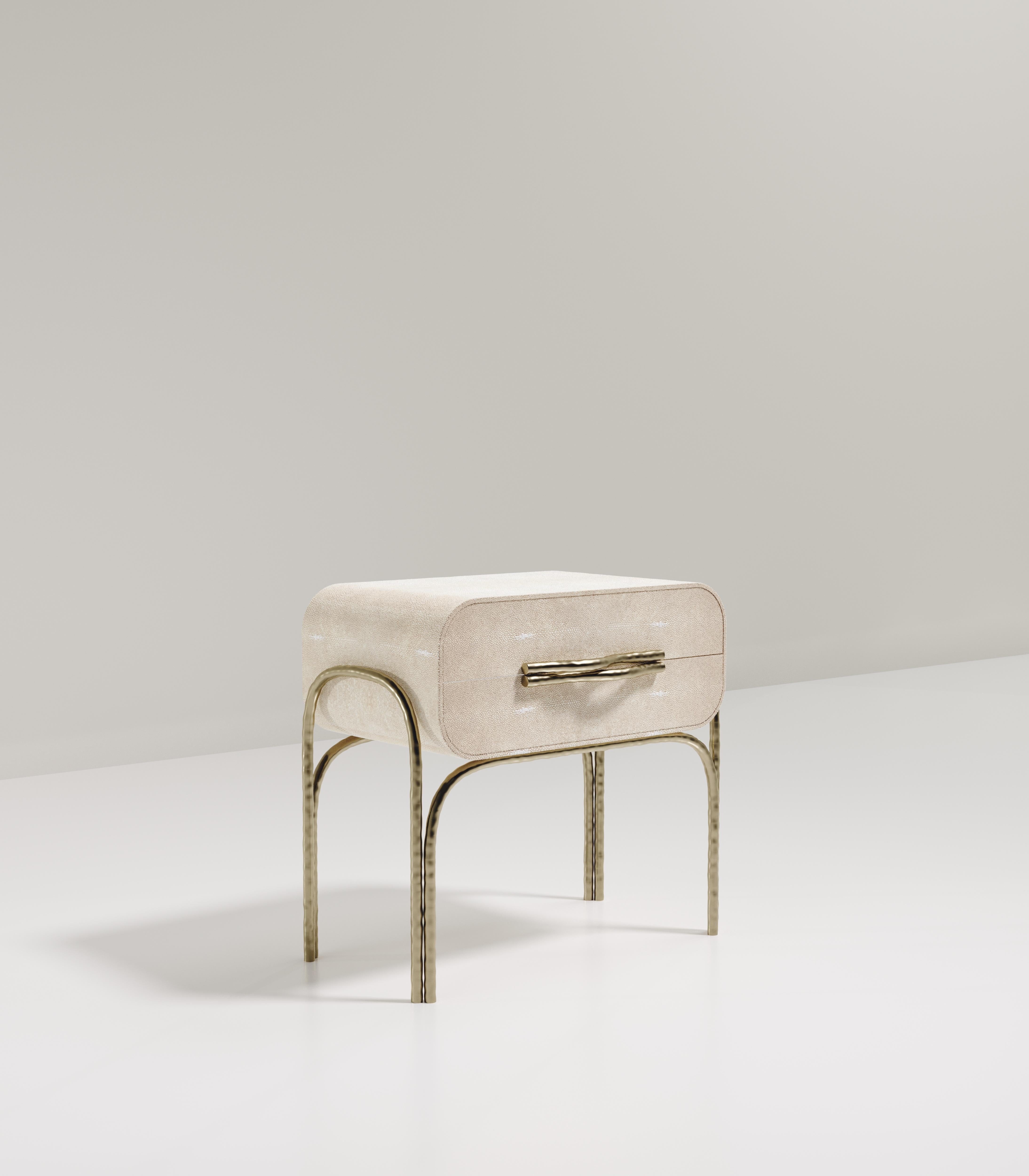La table d'appoint Arianne de R&Y Augousti est une pièce élégante pour tout espace. Le plateau en galuchat crème, aux bords incurvés, repose sur un cadre organique en bronze-patine. Le cadre et les pieds complexes ont un effet de 
