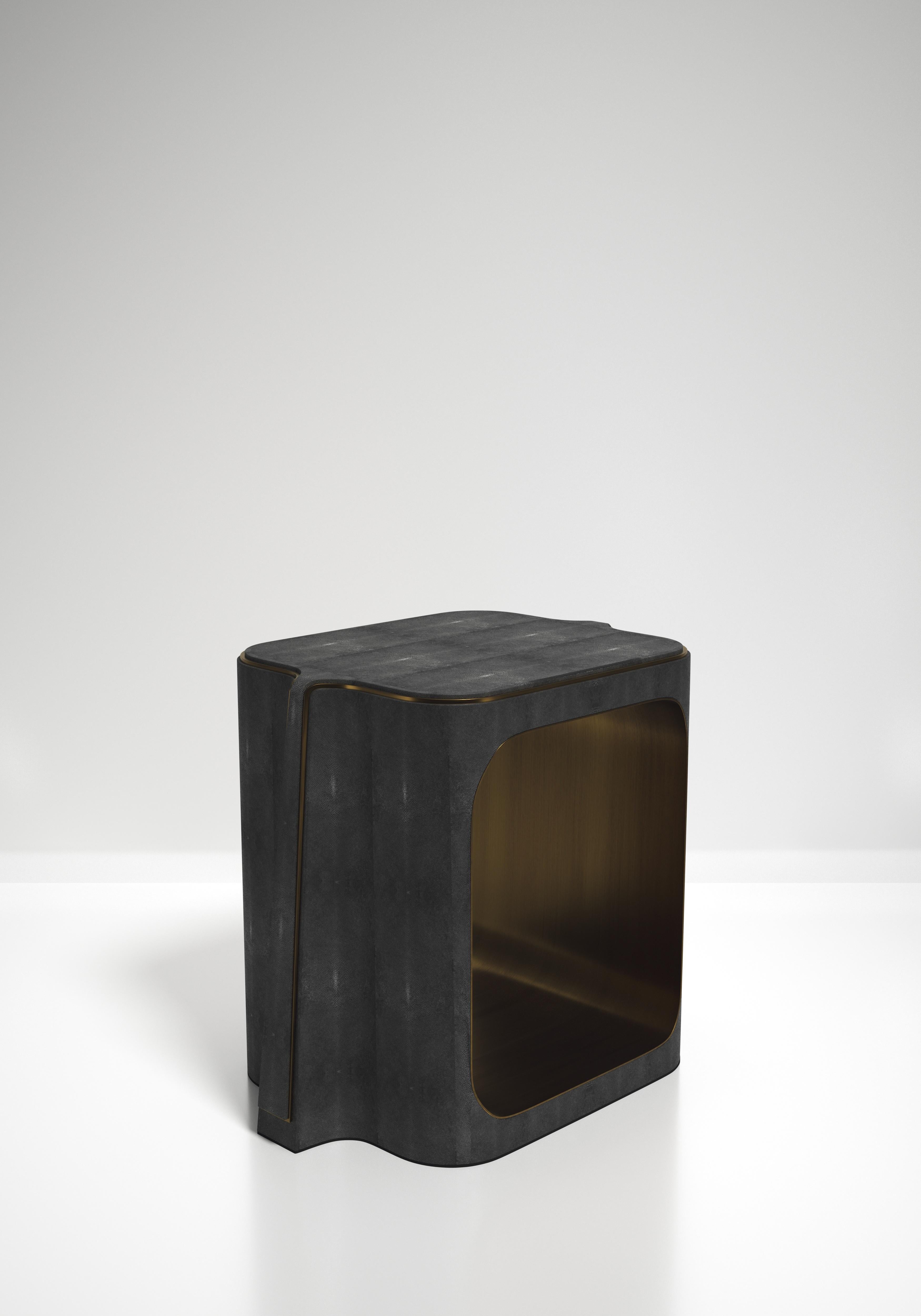 La marca, con sede en París, se ha distinguido desde su lanzamiento por su icónico uso del shagreen mezclado con latón y otros materiales exóticos. Todos los muebles están hechos a mano por artesanos expertos, lo que hace que cada pieza sea única,