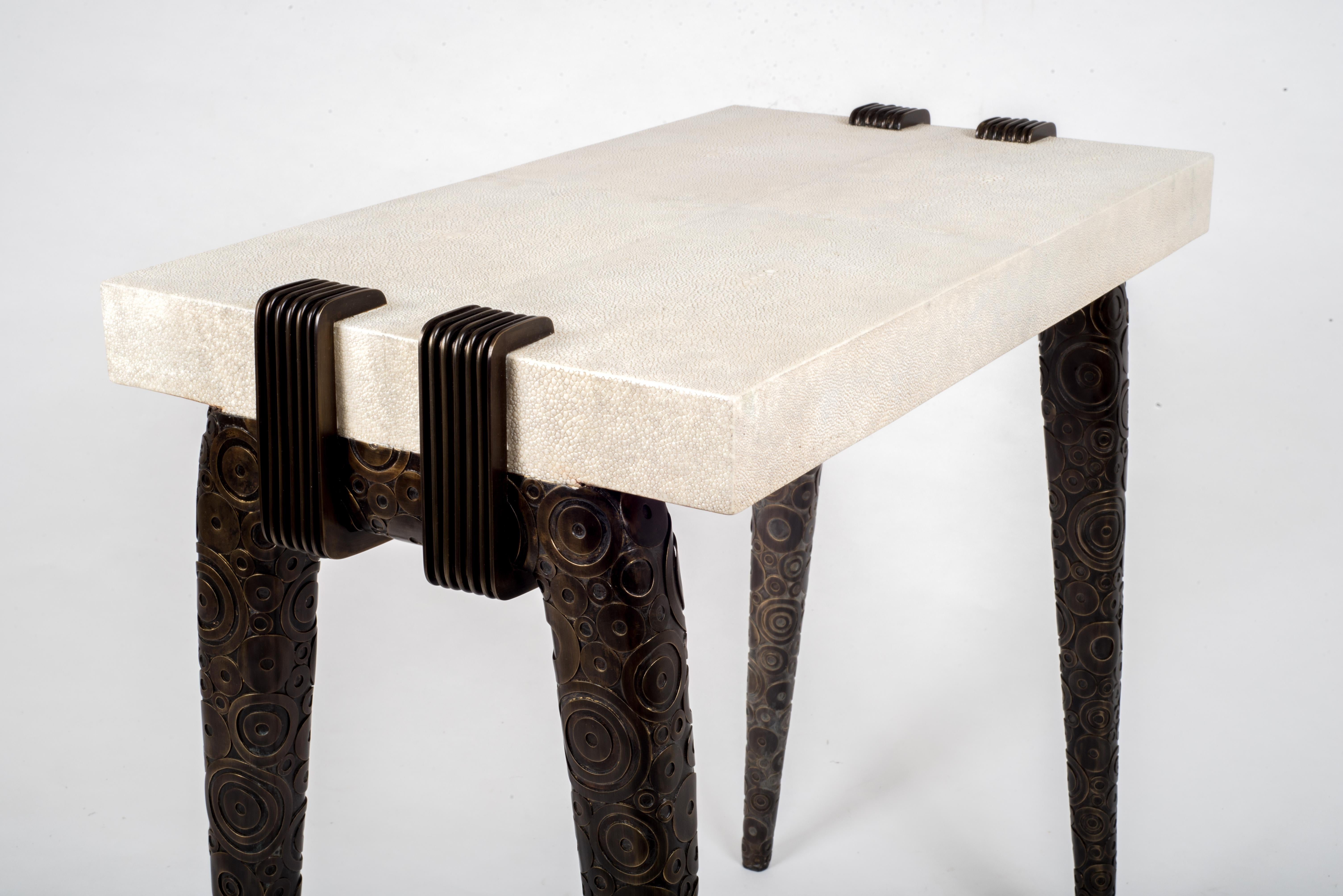 Art déco Table d'appoint en galuchat avec détails en laiton bronze-patina de R&Y Augousti en vente