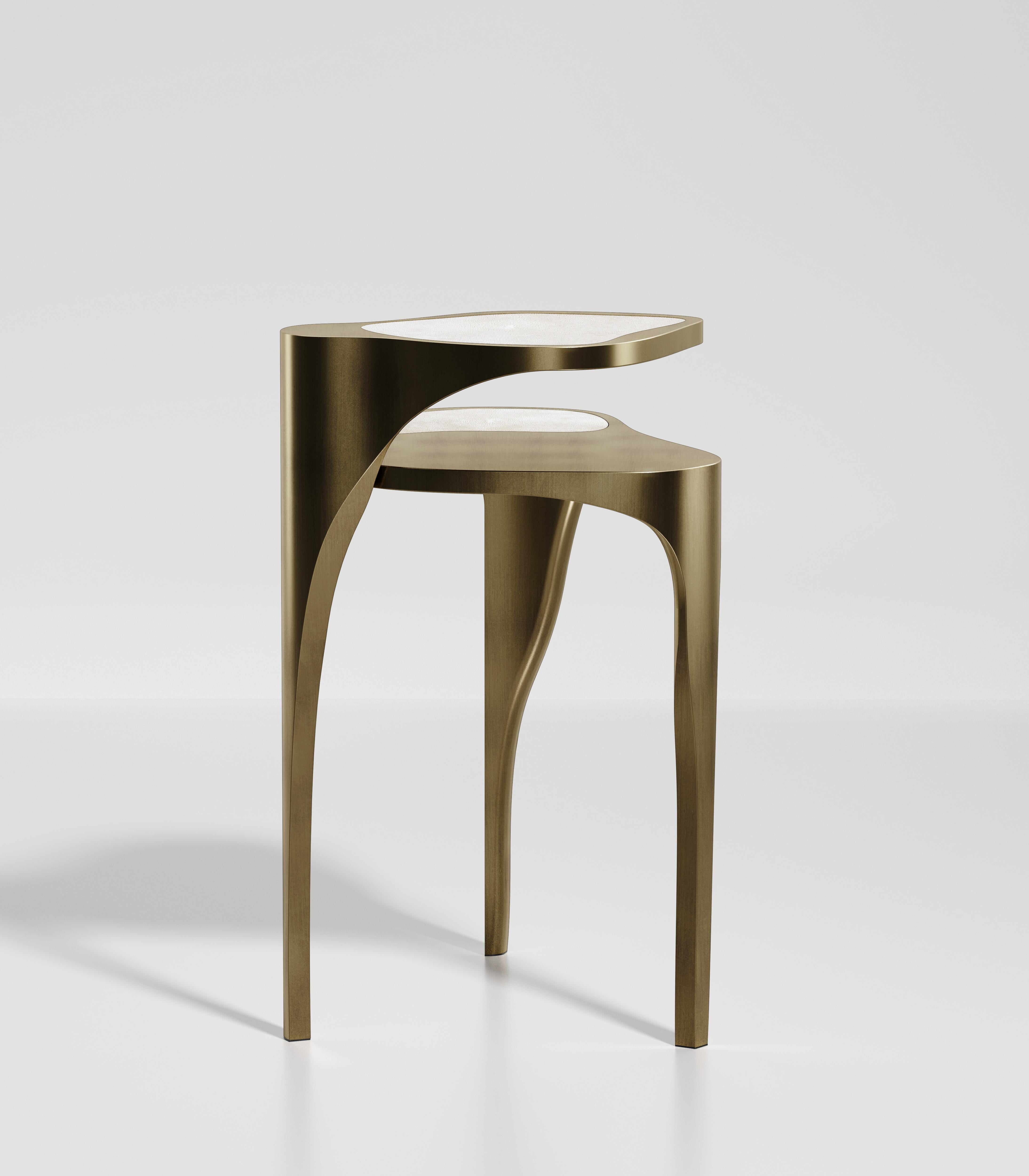 Art déco Table d'appoint en galuchat avec détails en laiton bronze-patina de R&Y Augousti en vente