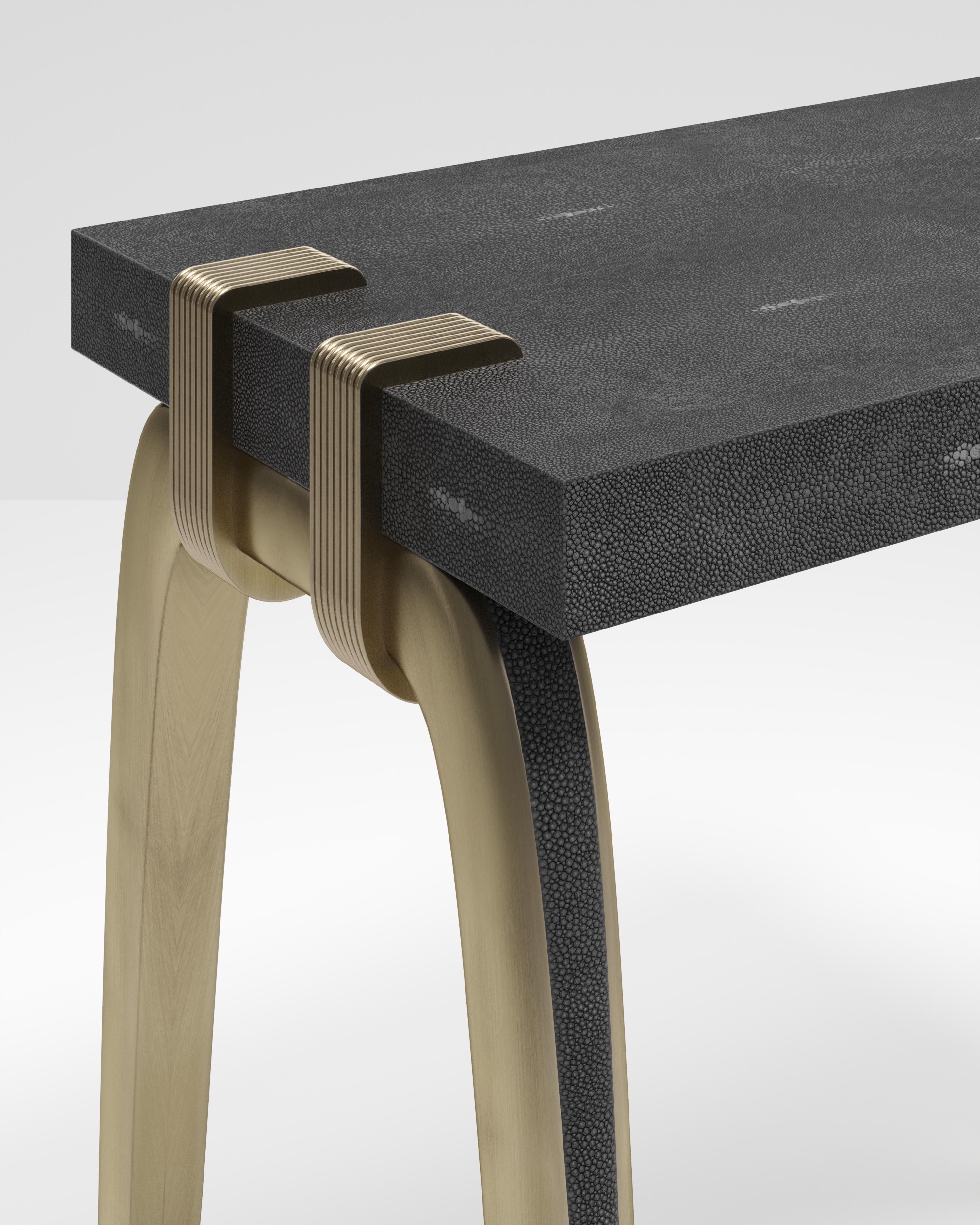 Art déco Table d'appoint en galuchat avec dtails en laiton bronze-patina de R&Y Augousti en vente