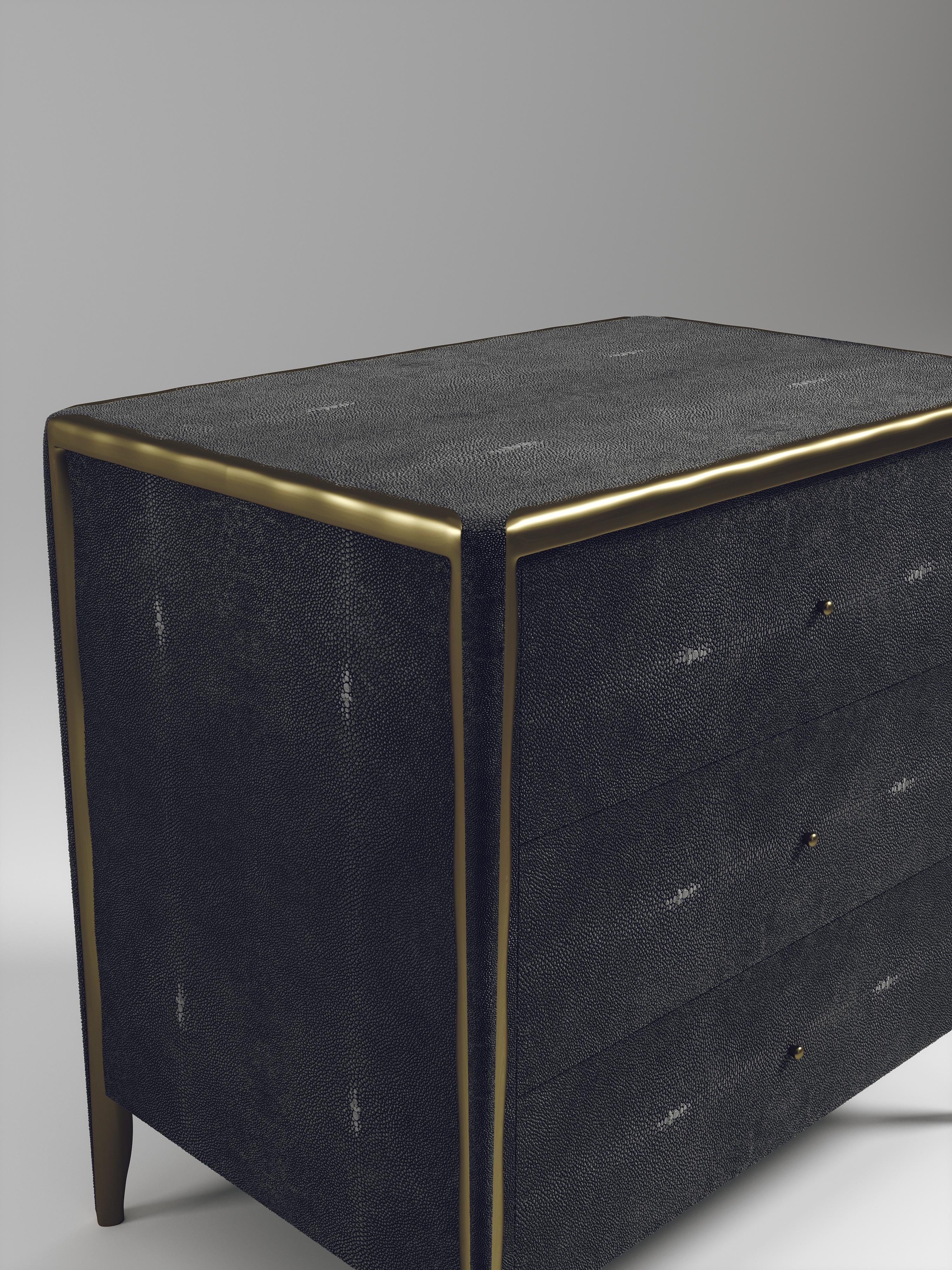 Shagreen-Beistelltisch mit Bronze-Patina-Messingdetails von R&Y Augousti (Art déco) im Angebot