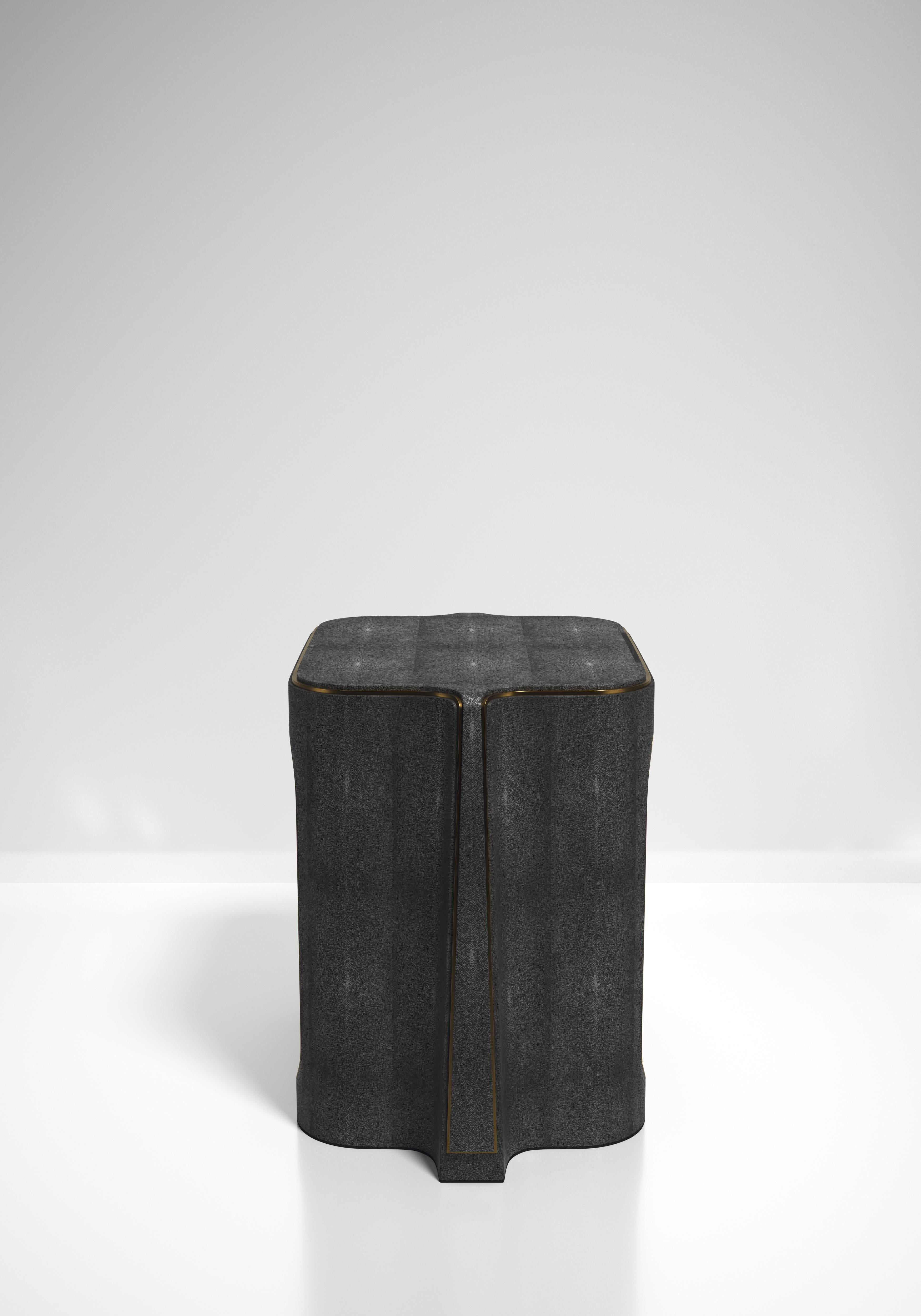 Mesa auxiliar de piel de zapa con detalles de latón patinado en bronce by R&Y Augousti Art Decó en venta