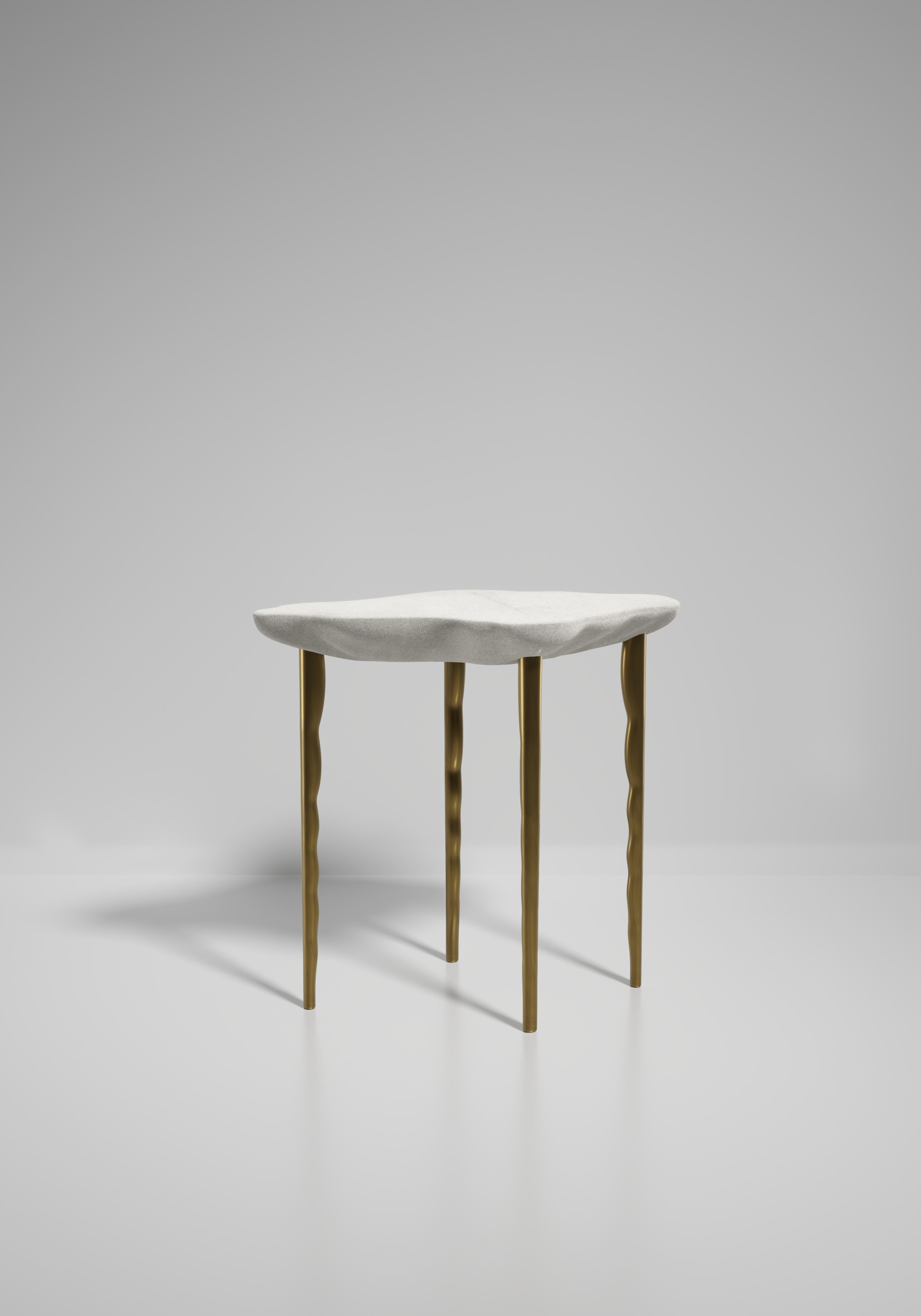 Beistelltisch aus Chagrin mit Messingdetails in Bronzepatina von R&Y Augousti (Art déco) im Angebot