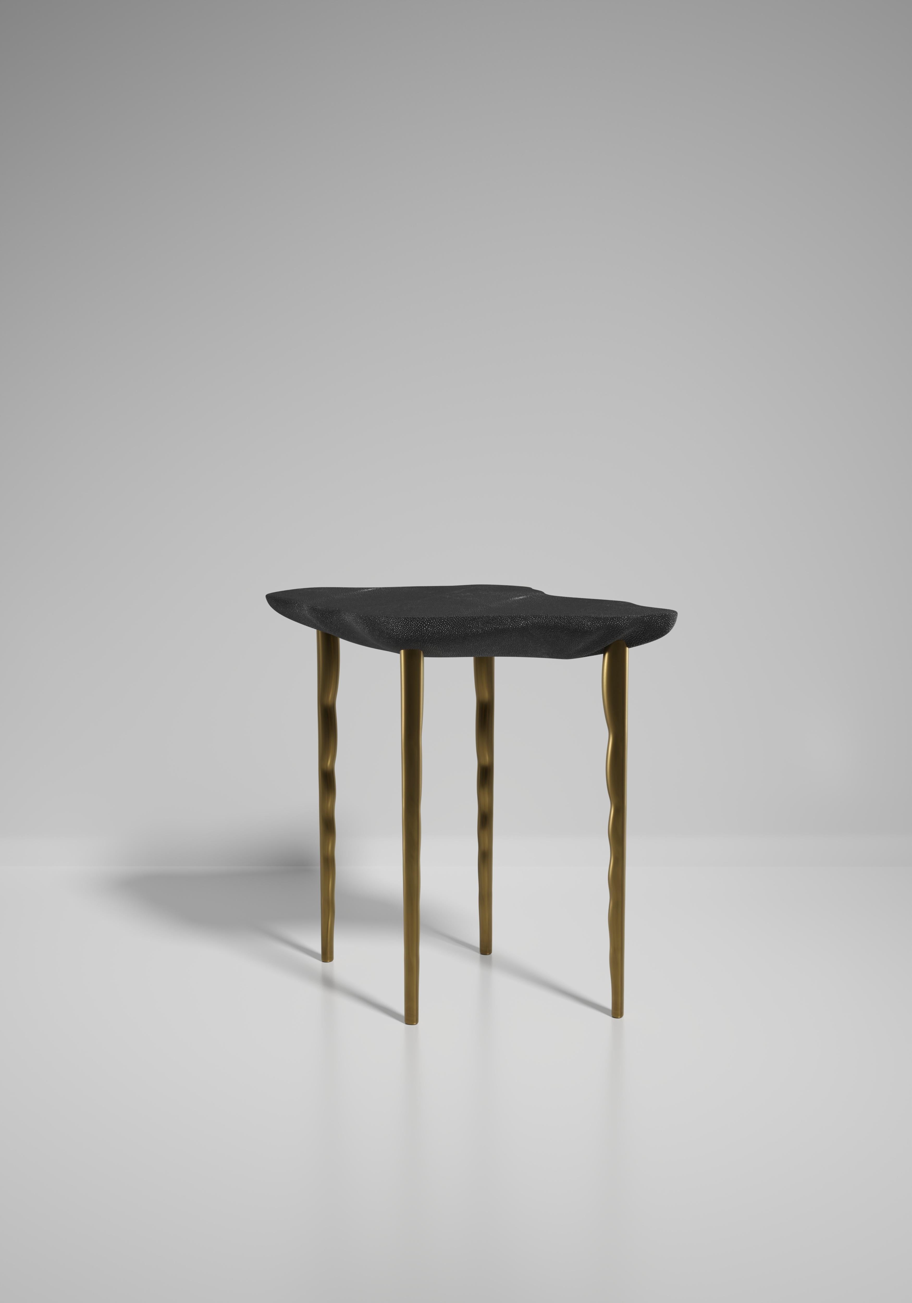 Art déco Table d'appoint en galuchat avec détails en laiton patiné par R&Y Augousti en vente