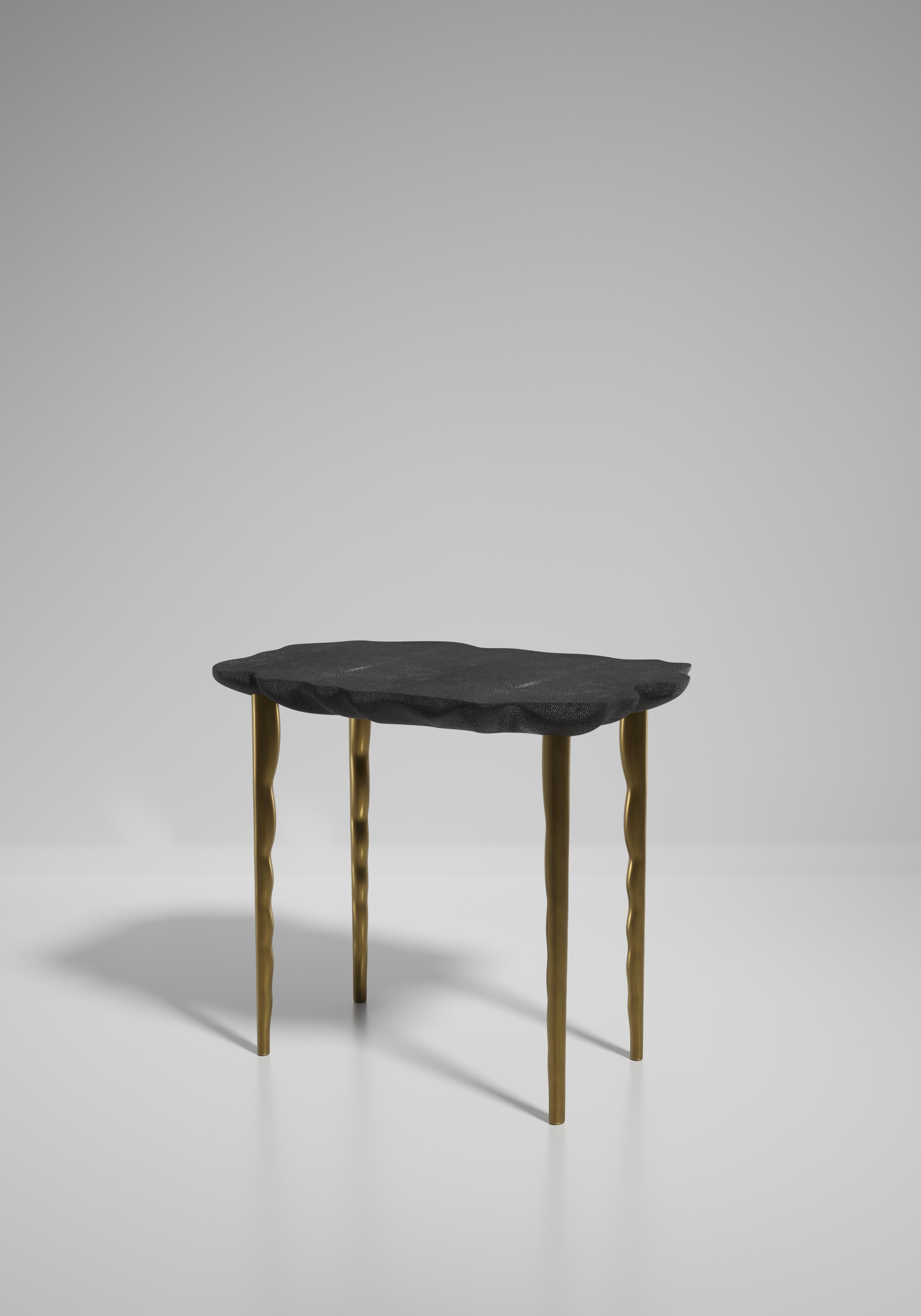 Beistelltisch aus Chagrin mit Messingdetails in Bronzepatina von R&Y Augousti (Art déco) im Angebot
