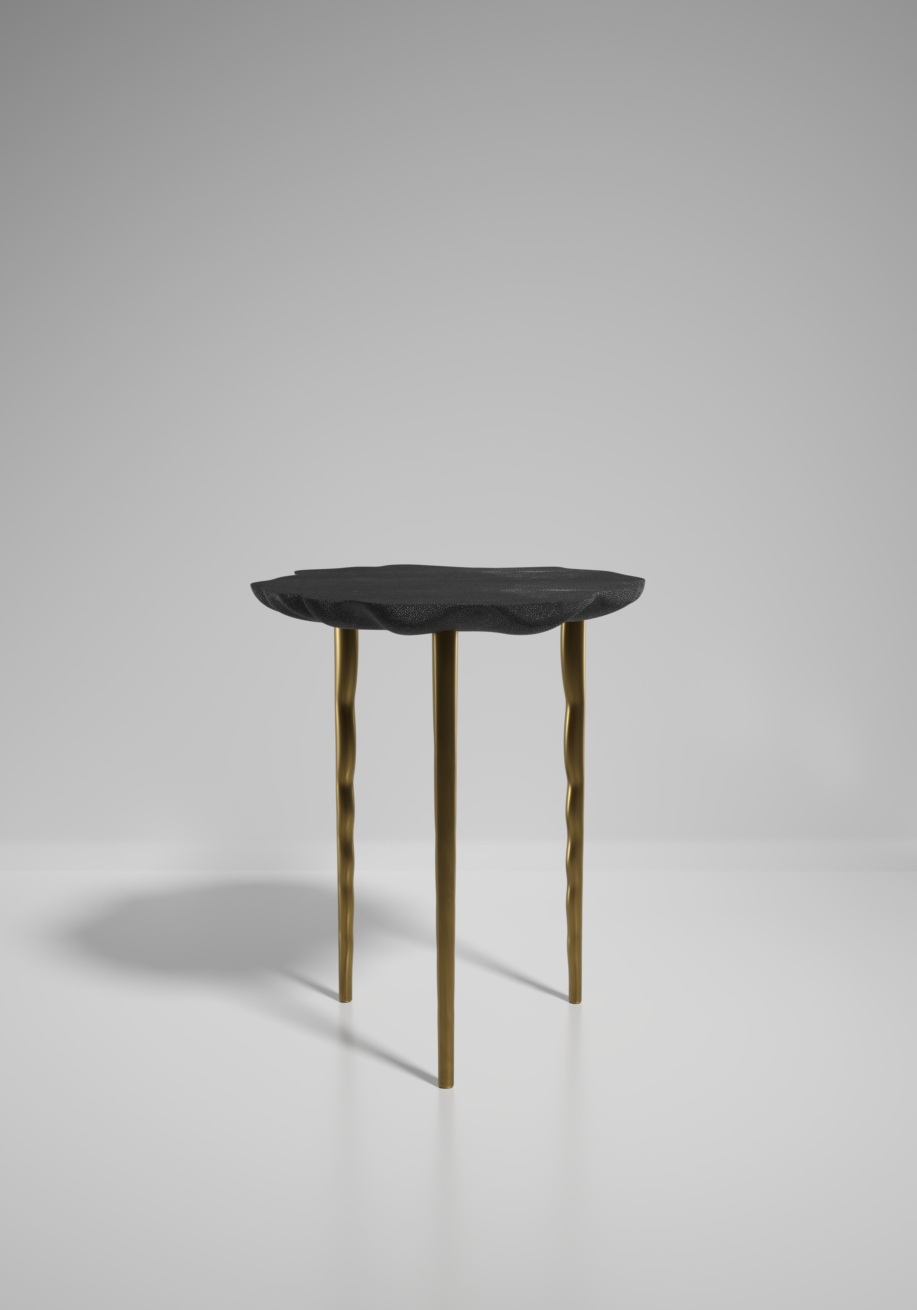 Art déco Table d'appoint en galuchat avec détails en laiton patiné par R&Y Augousti en vente