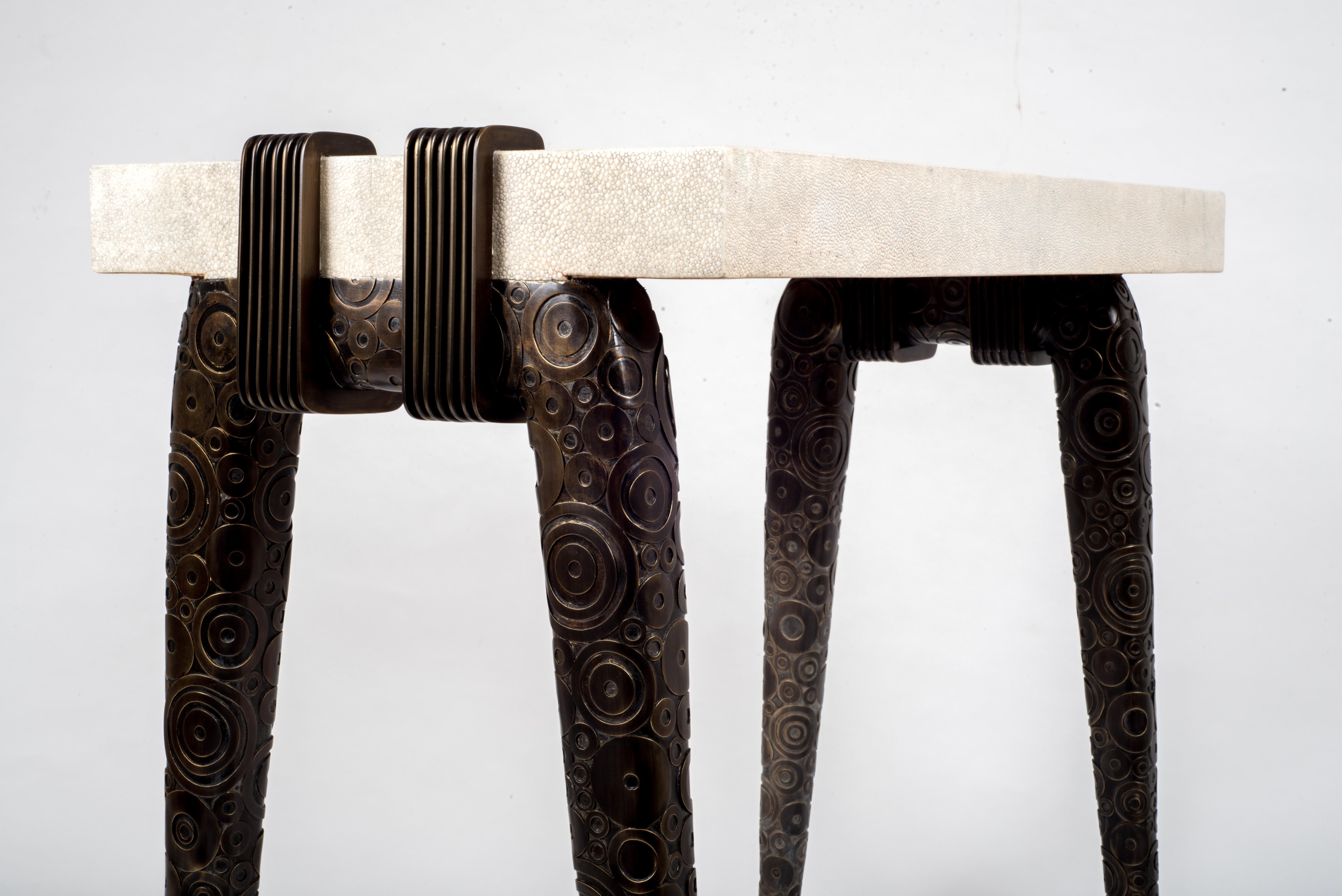 Français Table d'appoint en galuchat avec détails en laiton bronze-patina de R&Y Augousti en vente