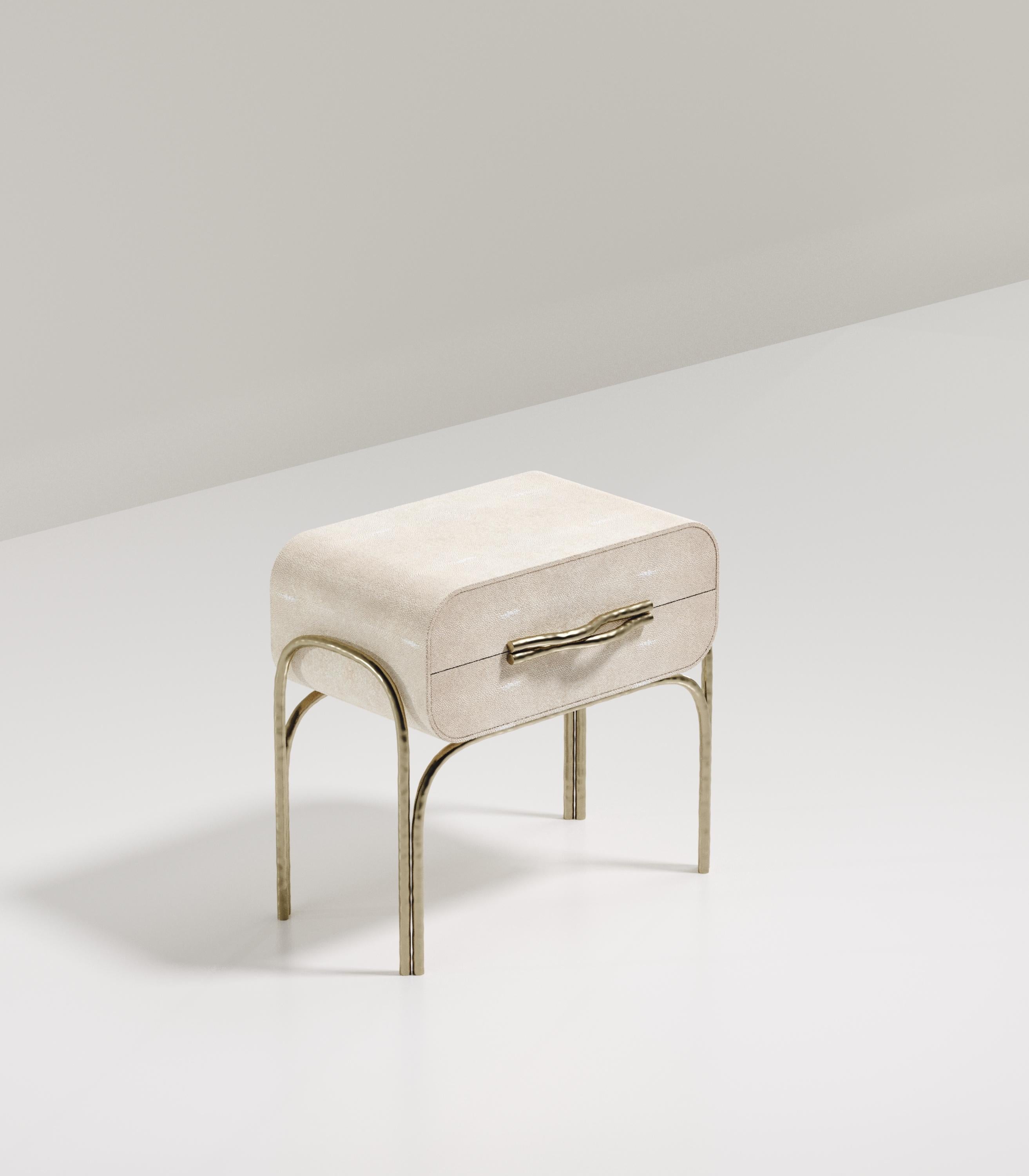 Français Table d'appoint en galuchat avec détails en laiton bronze-patina de R&Y Augousti en vente