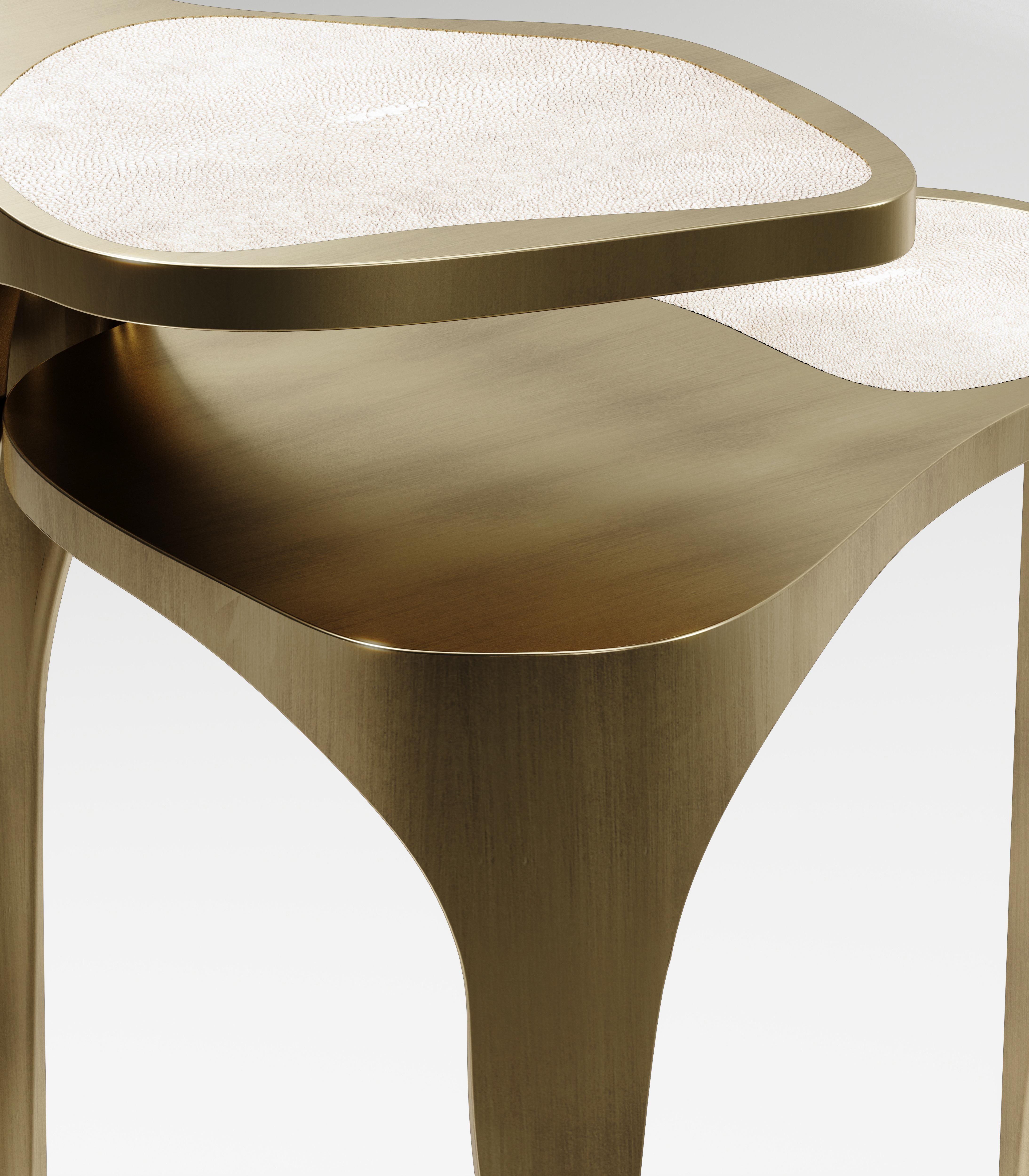 Français Table d'appoint en galuchat avec détails en laiton bronze-patina de R&Y Augousti en vente