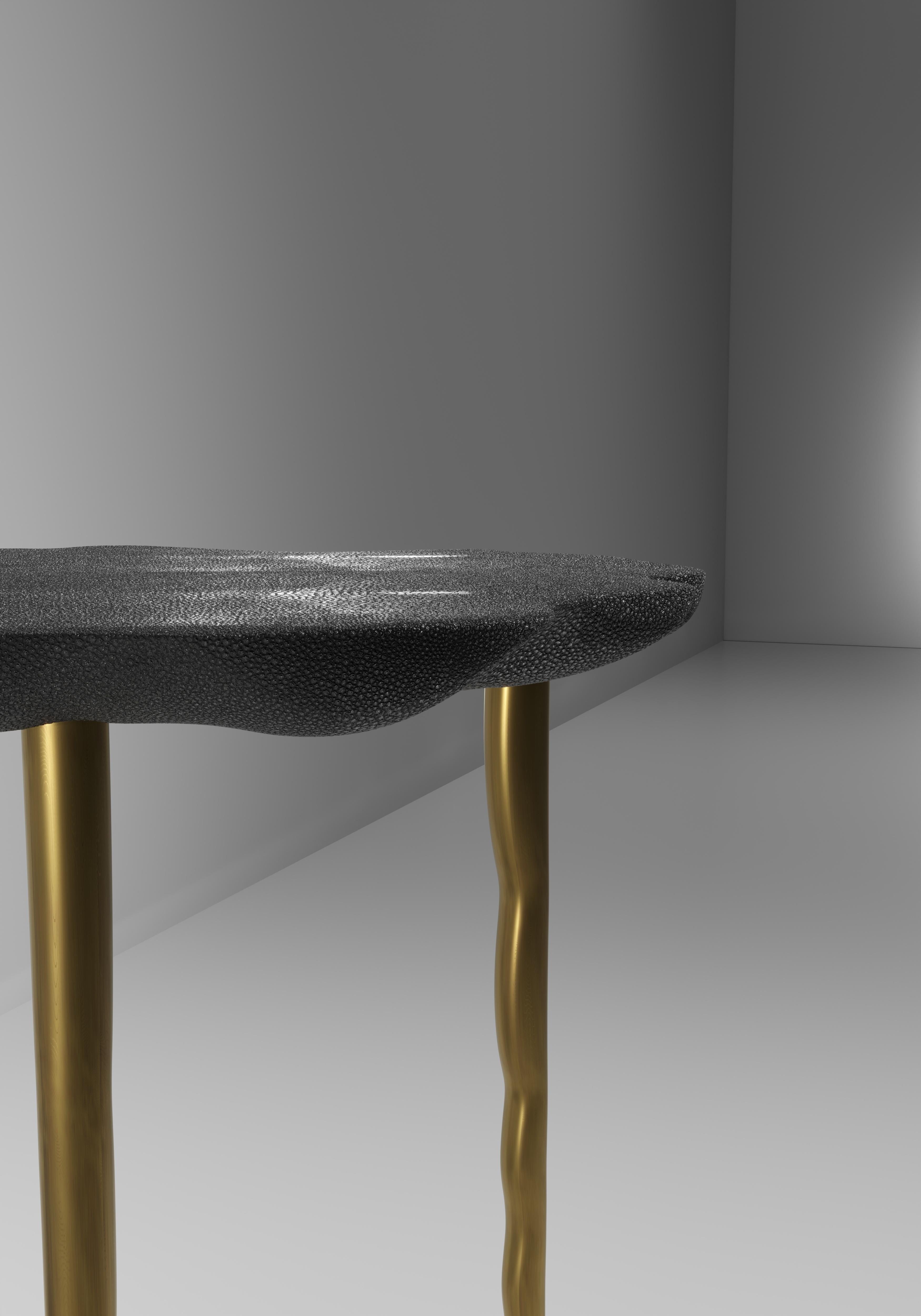 Philippin Table d'appoint en galuchat avec détails en laiton patin�é par R&Y Augousti en vente